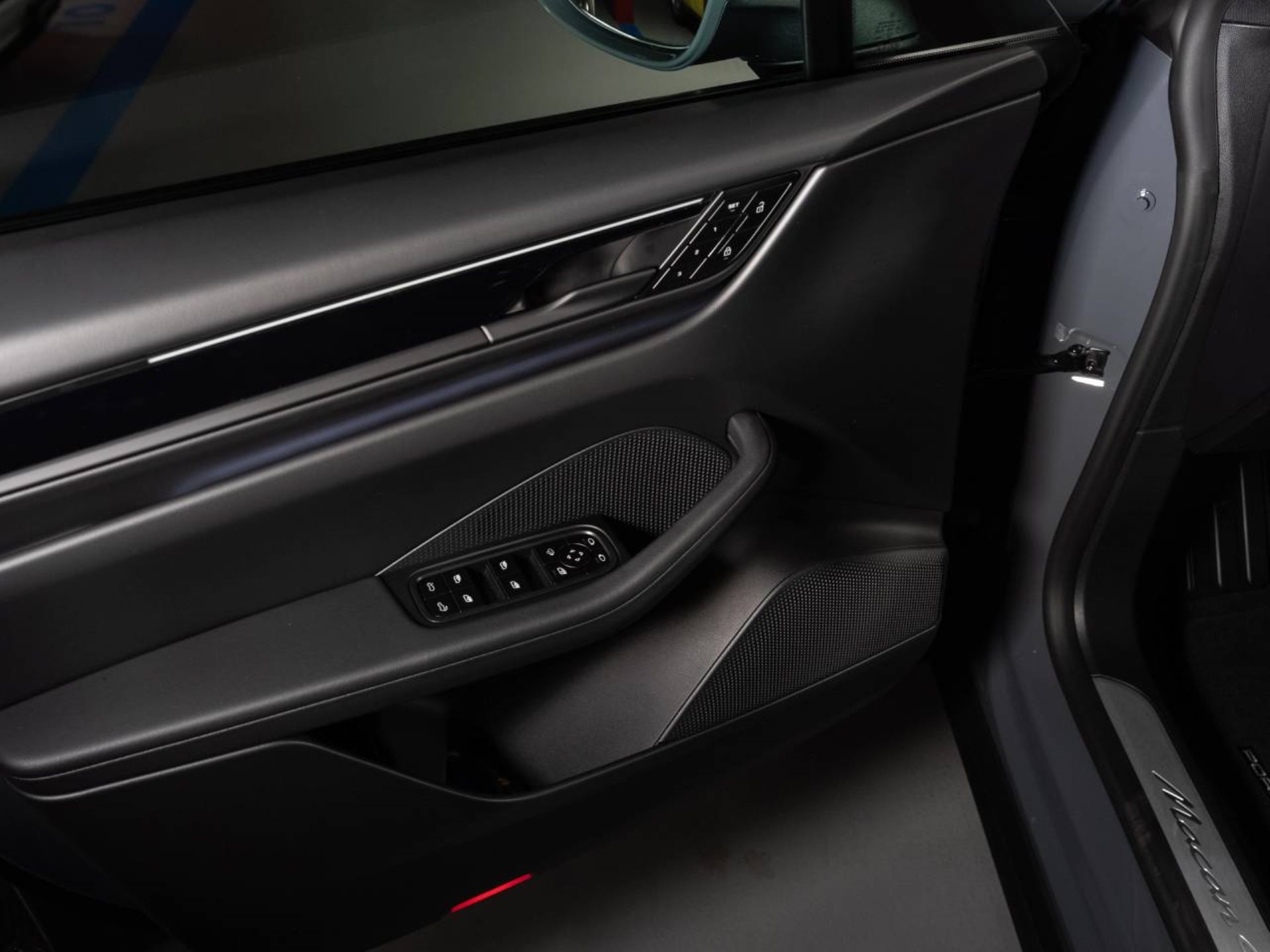 PORSCHE Macan 4-image-16