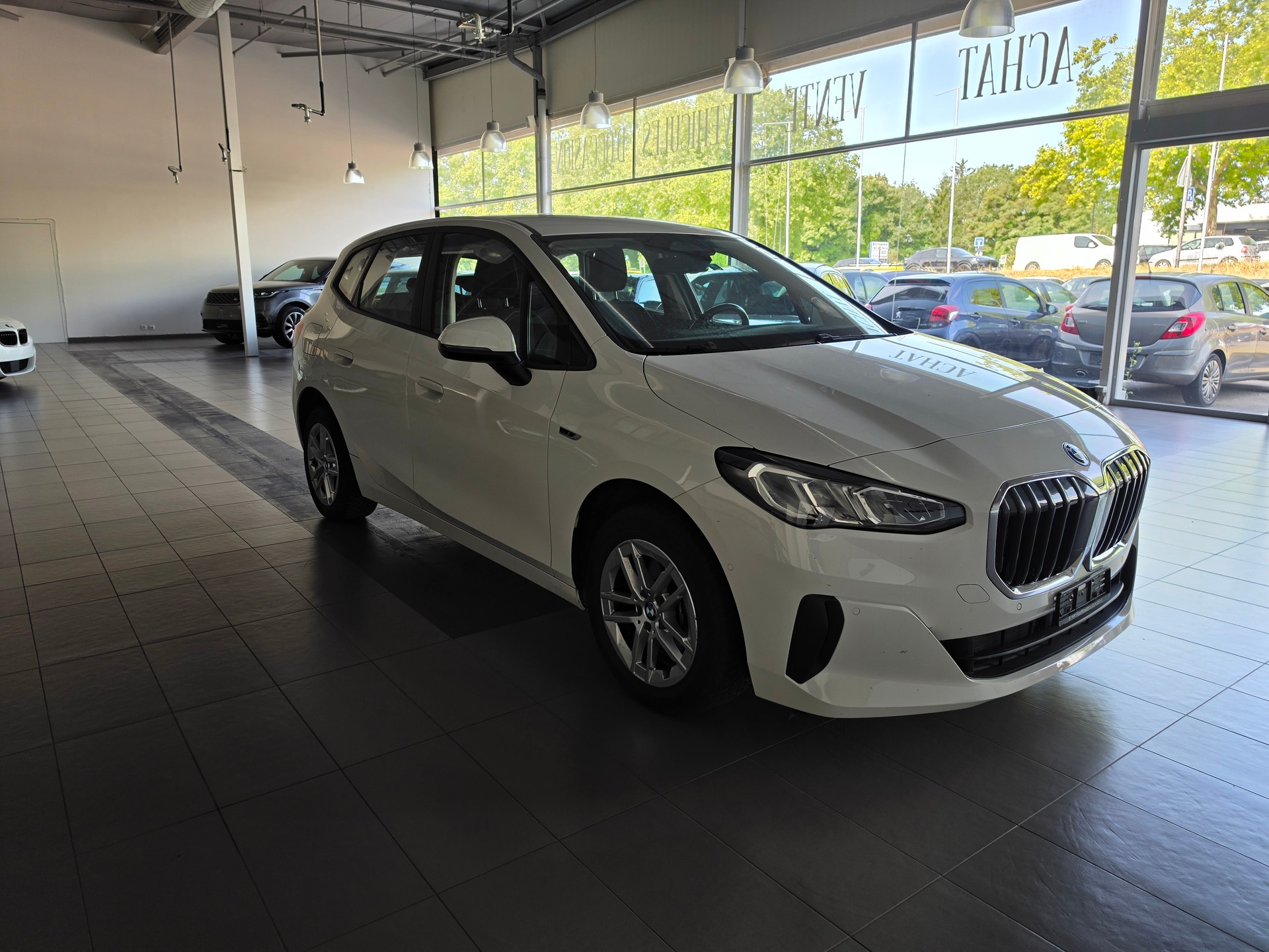 BMW 225e xDrive Active Tourer-image-2