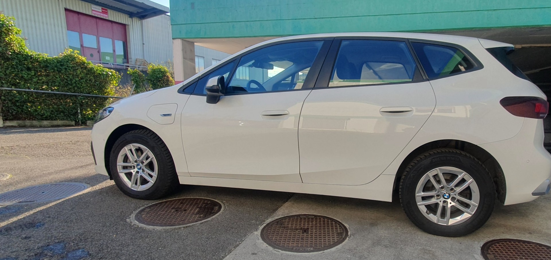 BMW 225e xDrive Active Tourer-image-1