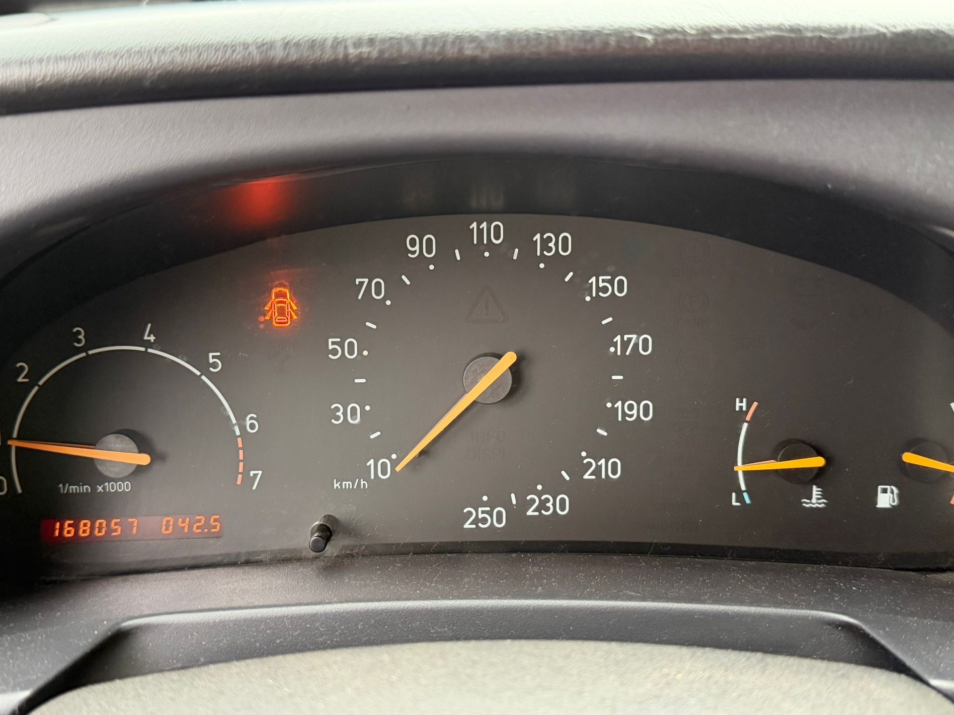 SAAB 900 SE 2.3i-16-image-42