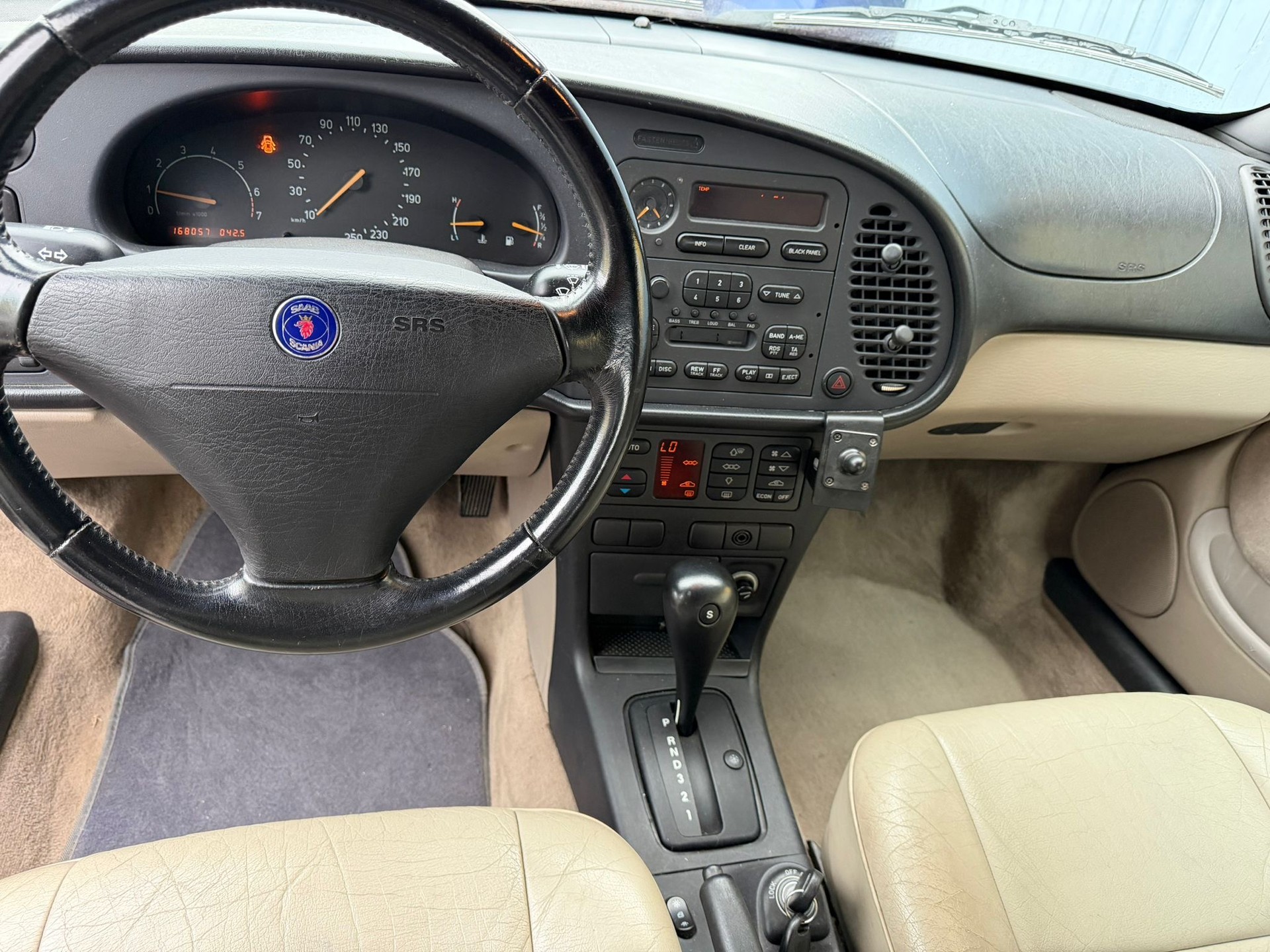SAAB 900 SE 2.3i-16-image-29