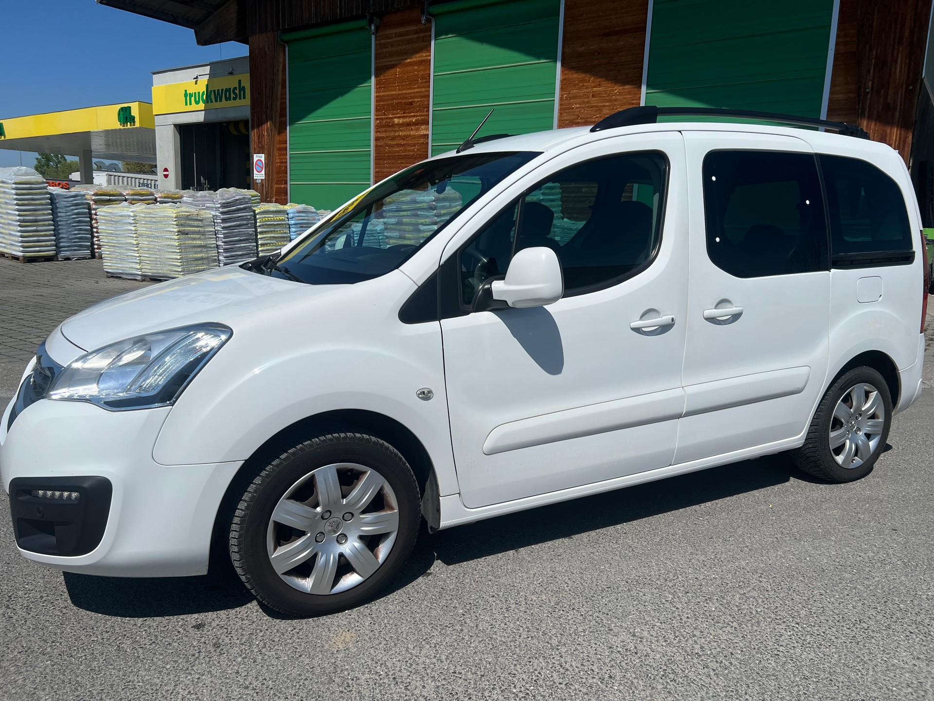 PEUGEOT Partner 1.6 BlueHDi Outdoor-image-1
