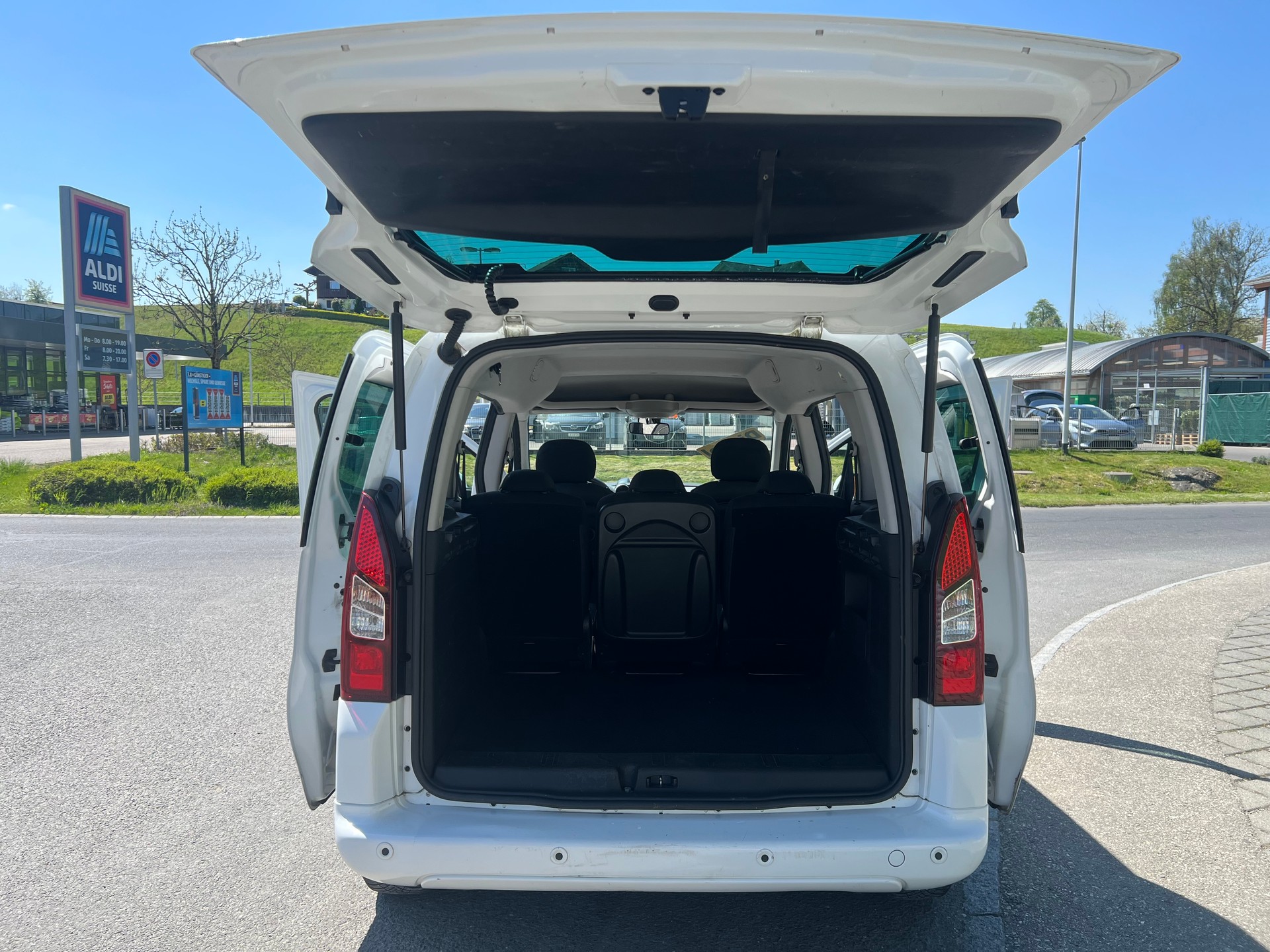 PEUGEOT Partner 1.6 BlueHDi Outdoor-image-11