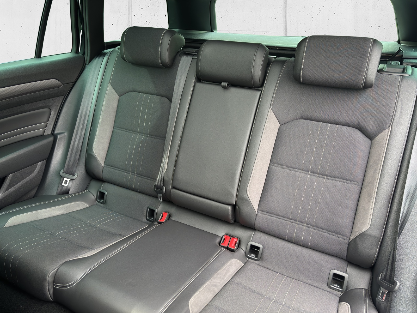 VW Passat Alltrack 2.0 TDI 4Motion DSG mit AHK, Panorama-Ausstell-/Schiebedach & Winterräder-image-30