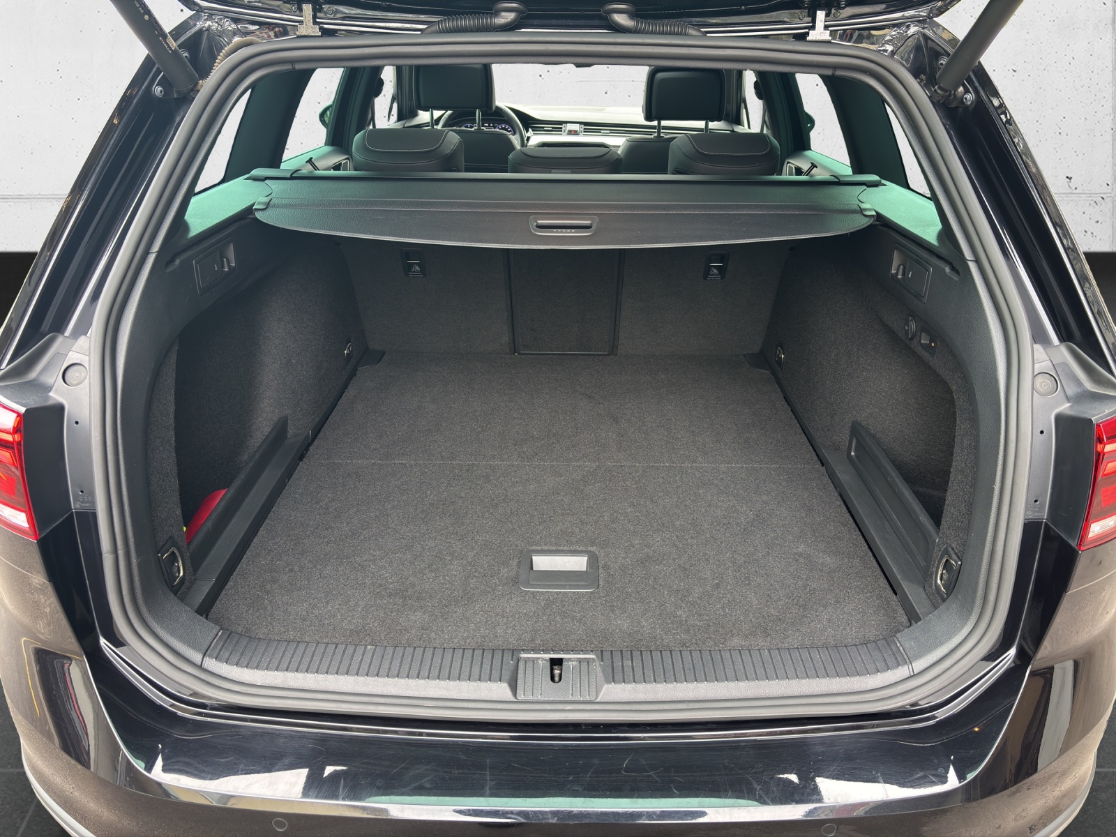 VW Passat Alltrack 2.0 TDI 4Motion DSG mit AHK, Panorama-Ausstell-/Schiebedach & Winterräder-image-7
