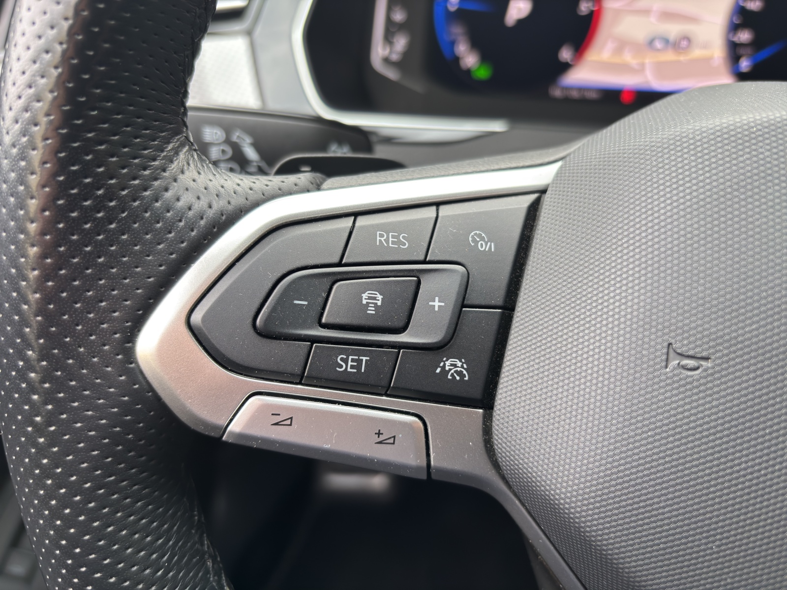 VW Passat Alltrack 2.0 TDI 4Motion DSG mit AHK, Panorama-Ausstell-/Schiebedach & Winterräder-image-14