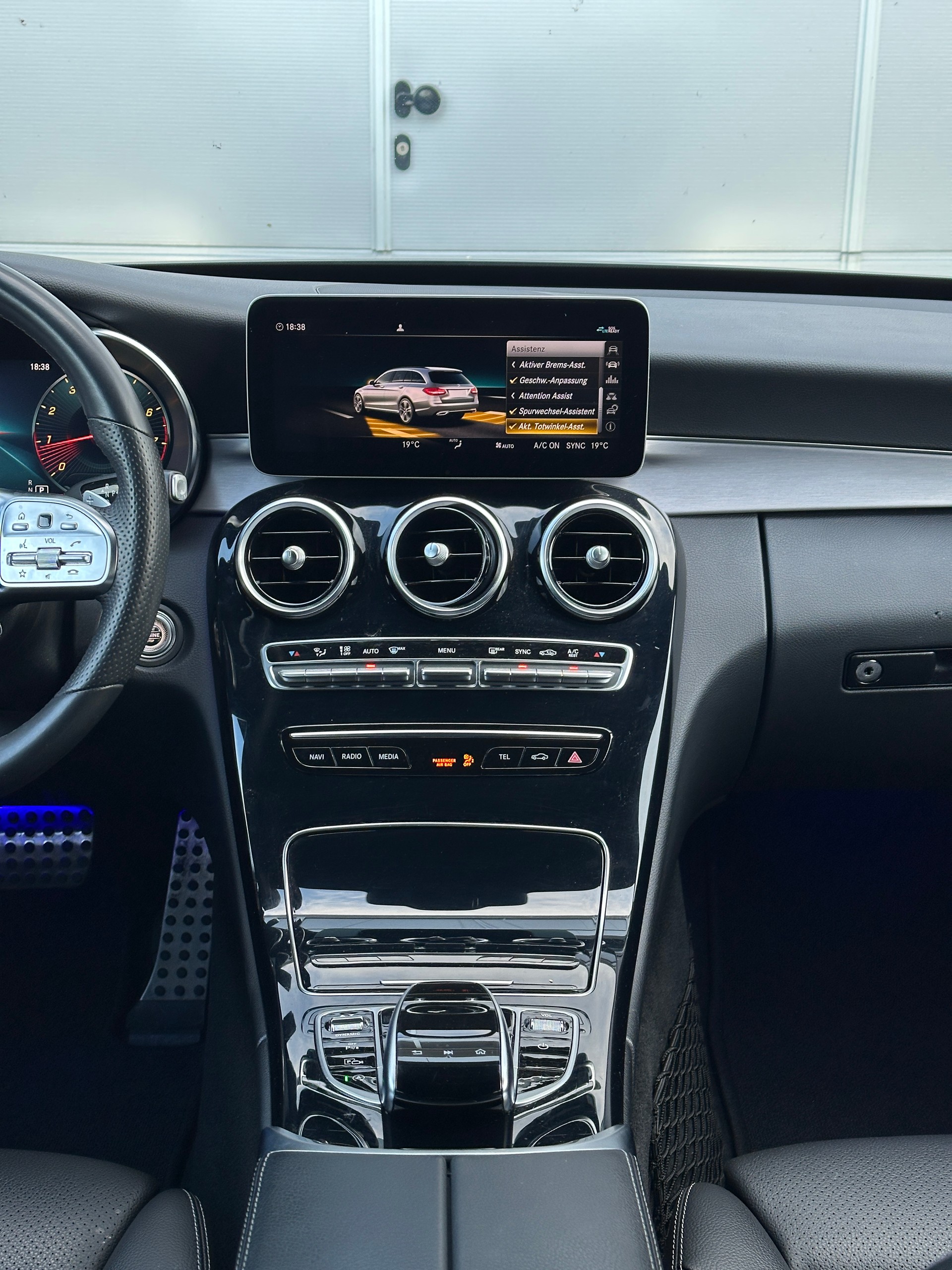 MERCEDES-BENZ C 200 AMG Line 4Matic 9G-Tronic-image-13