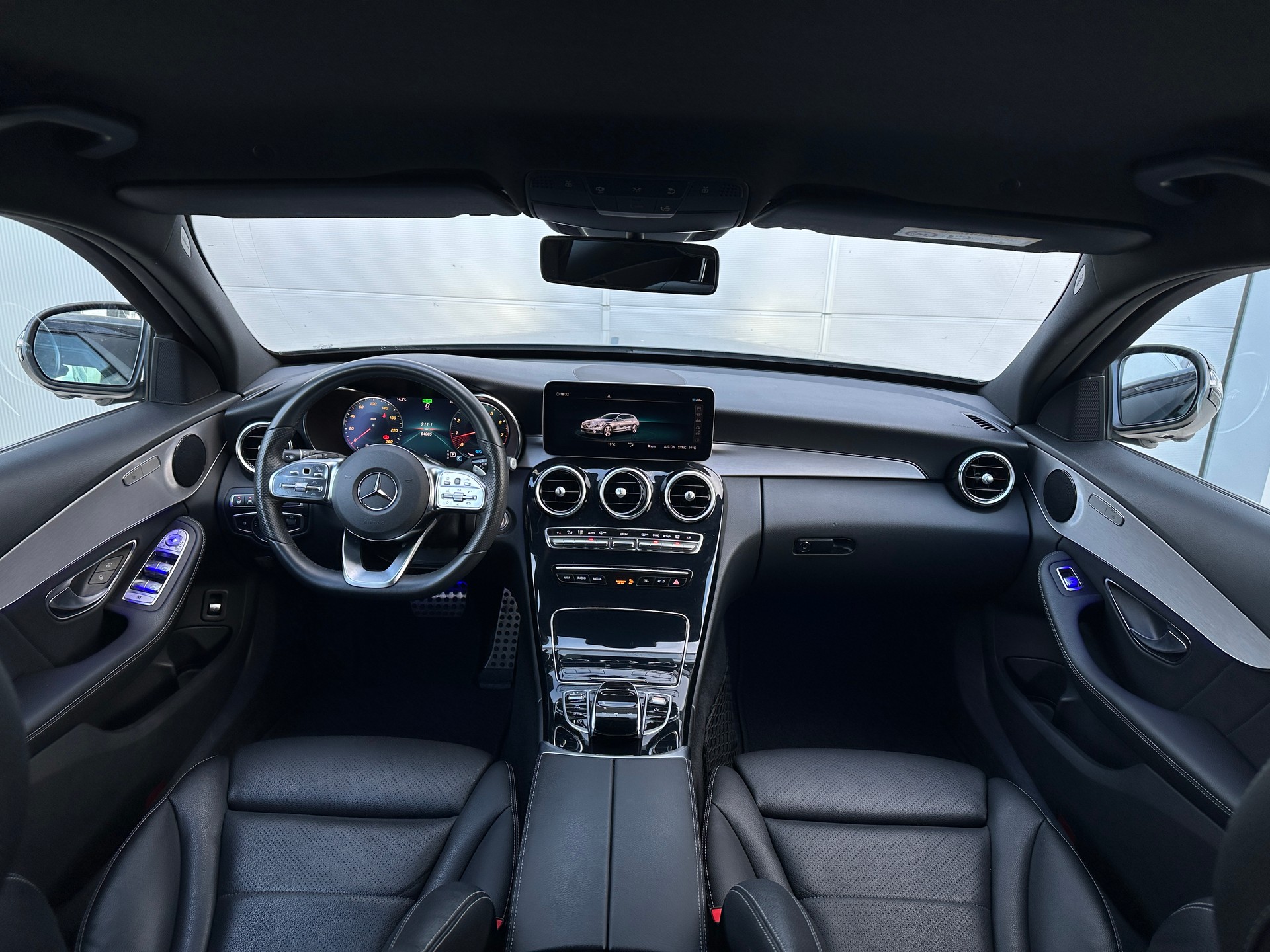 MERCEDES-BENZ C 200 AMG Line 4Matic 9G-Tronic-image-7