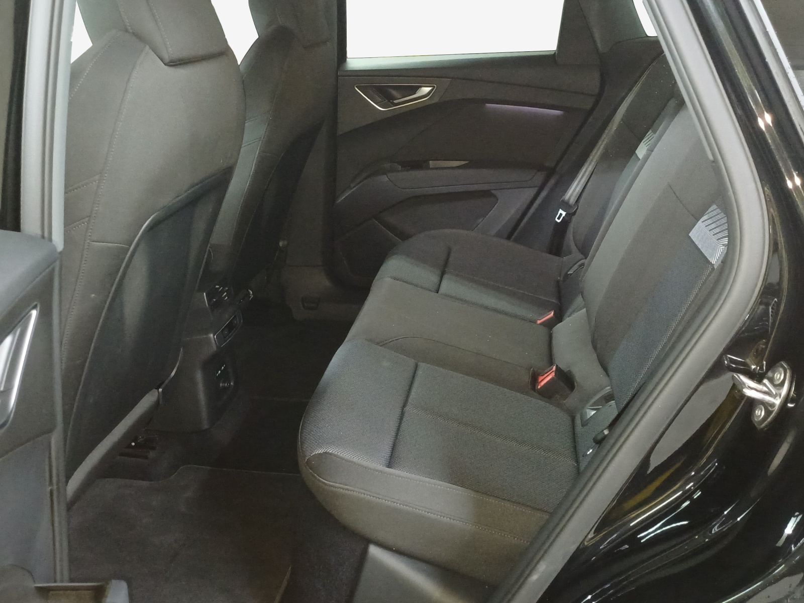 AUDI Q4 e-tron 45 quattro-image-12