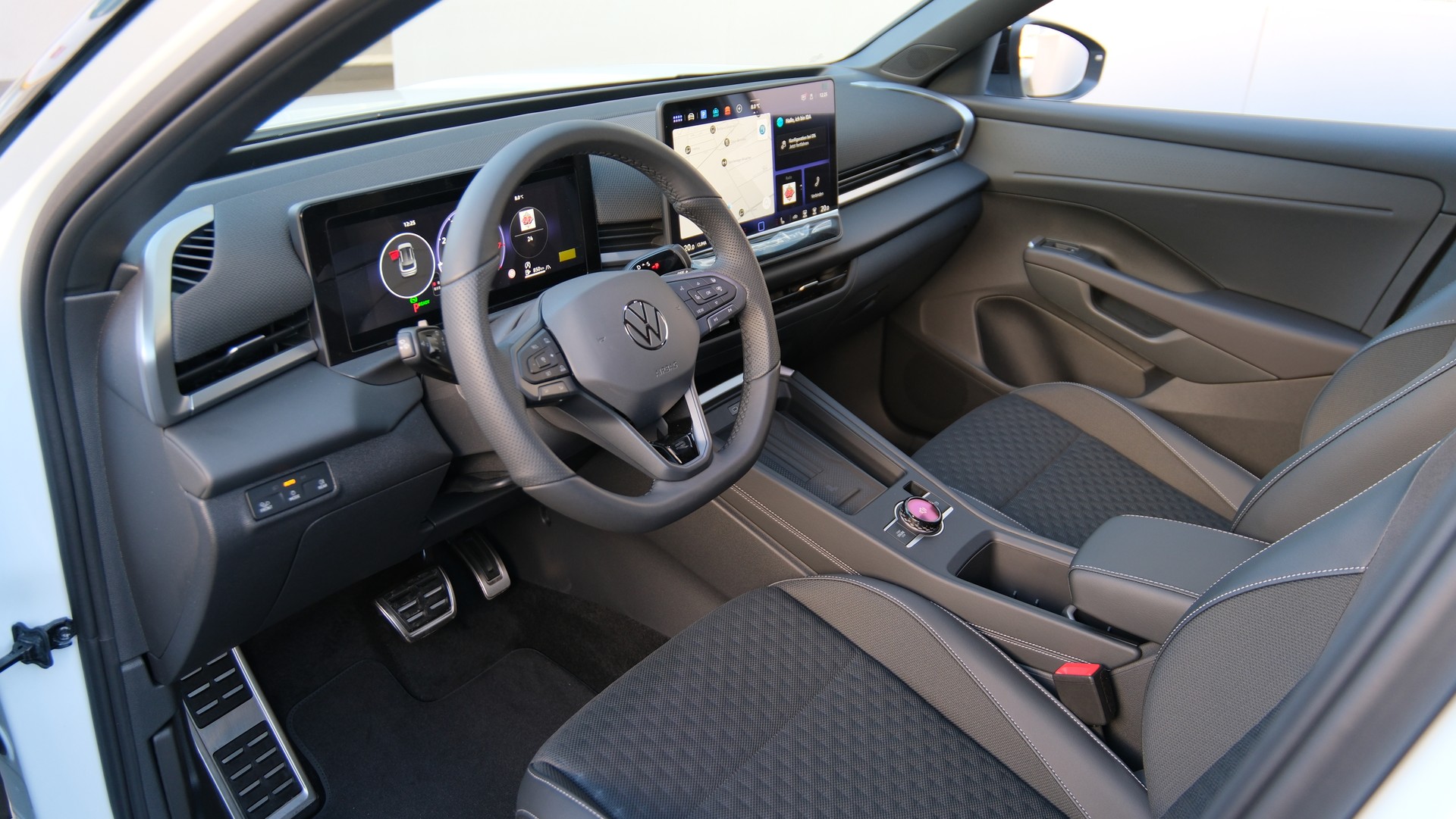 VW T-Roc 1.5 eTSI mHEV R-Line DSG-showroom-element-2