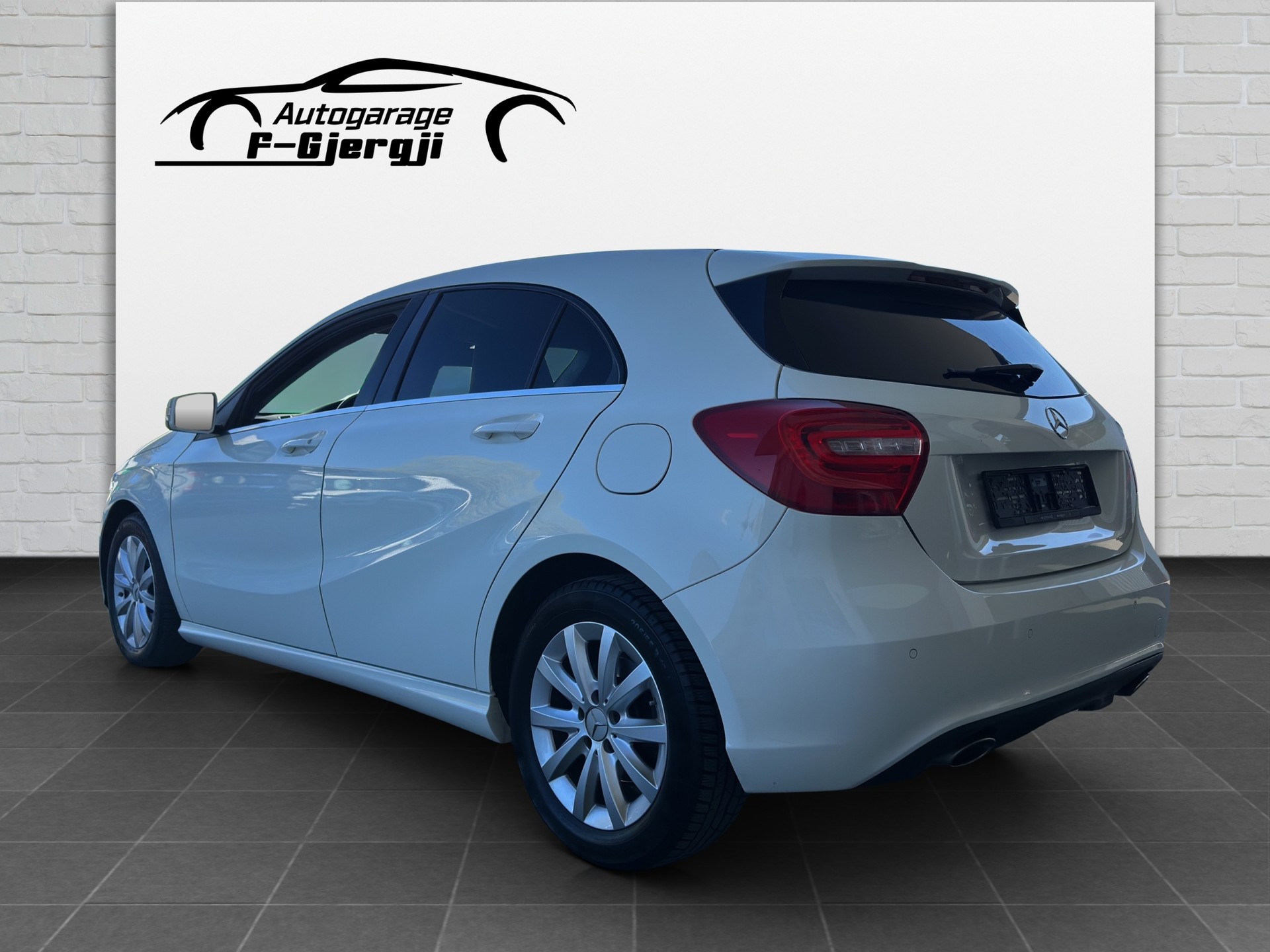 MERCEDES-BENZ A 200 Urban-showroom-element-3