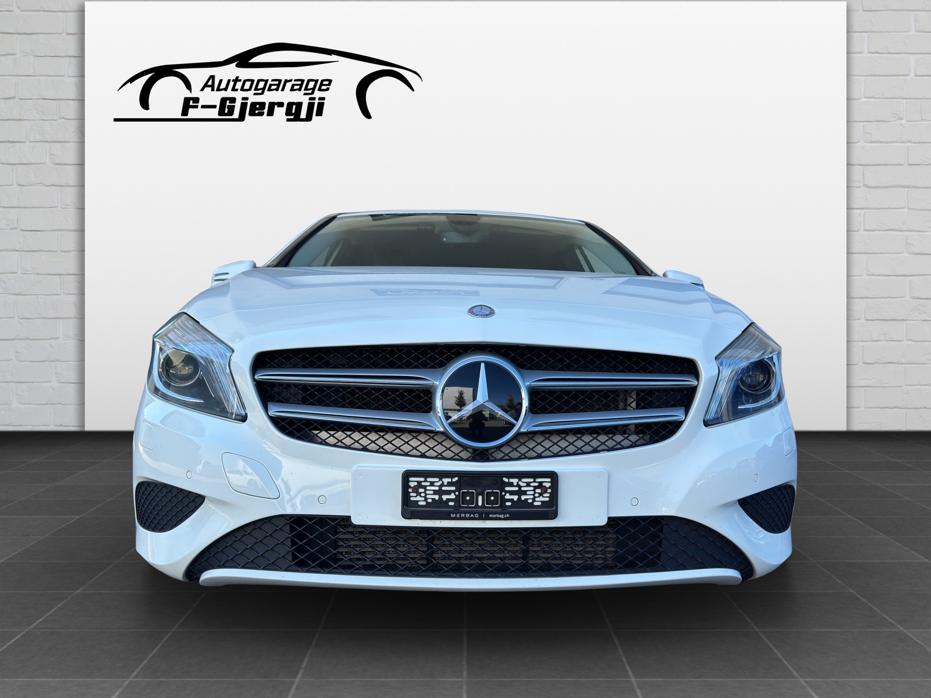 MERCEDES-BENZ A 200 Urban-showroom-element-2