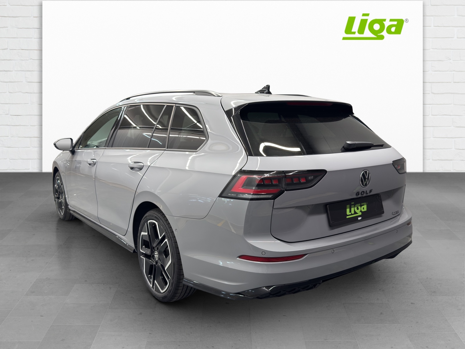VW Golf VIII Variant 2.0 TSI R-Line DSG 4motion-image-3