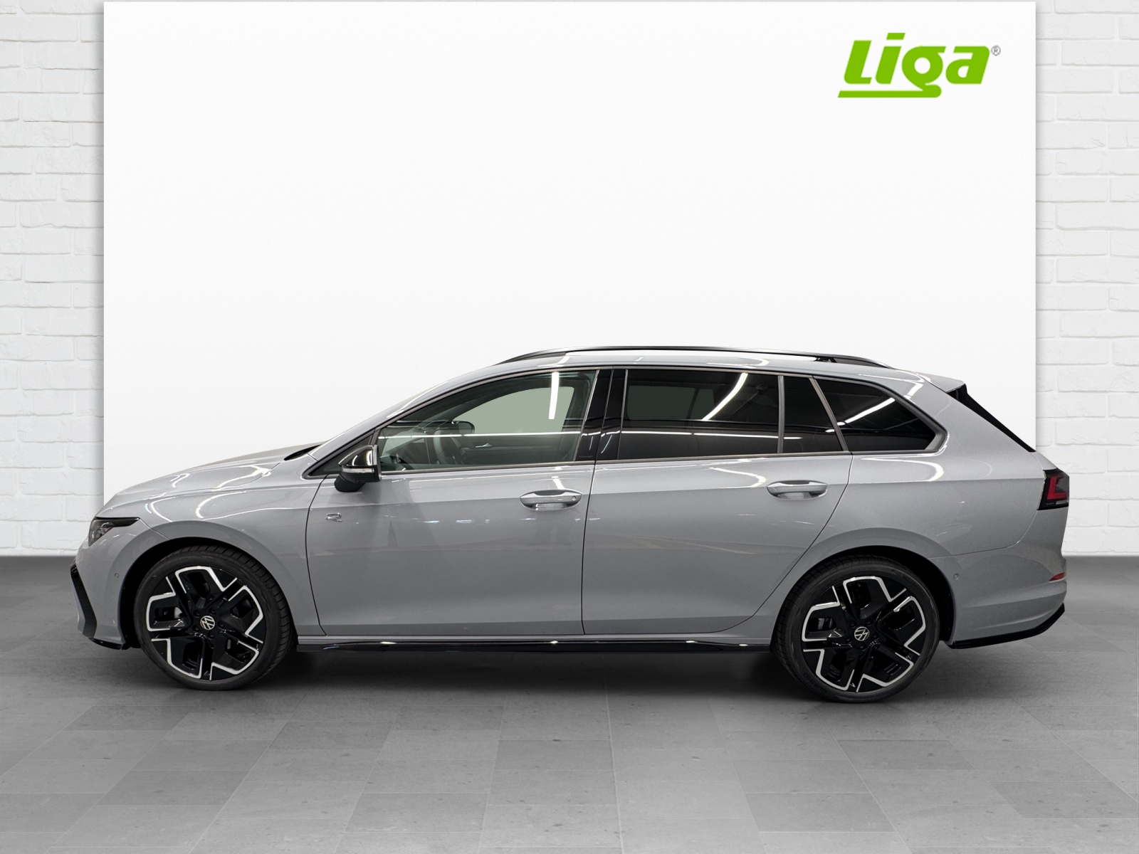 VW Golf VIII Variant 2.0 TSI R-Line DSG 4motion-image-2