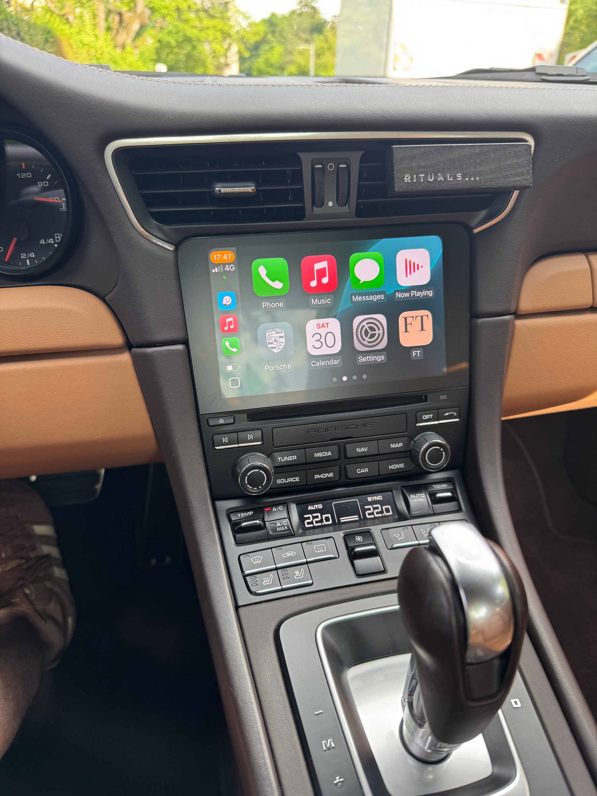 PORSCHE 991.2 Carrera 4 PDK PTS Tannengrün-image-9