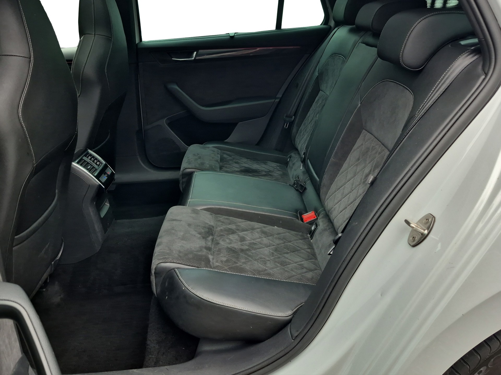 SKODA Superb Combi 2.0 TSI SportLine+ DSG 4x4 *Anhängerkupplung*-image-12