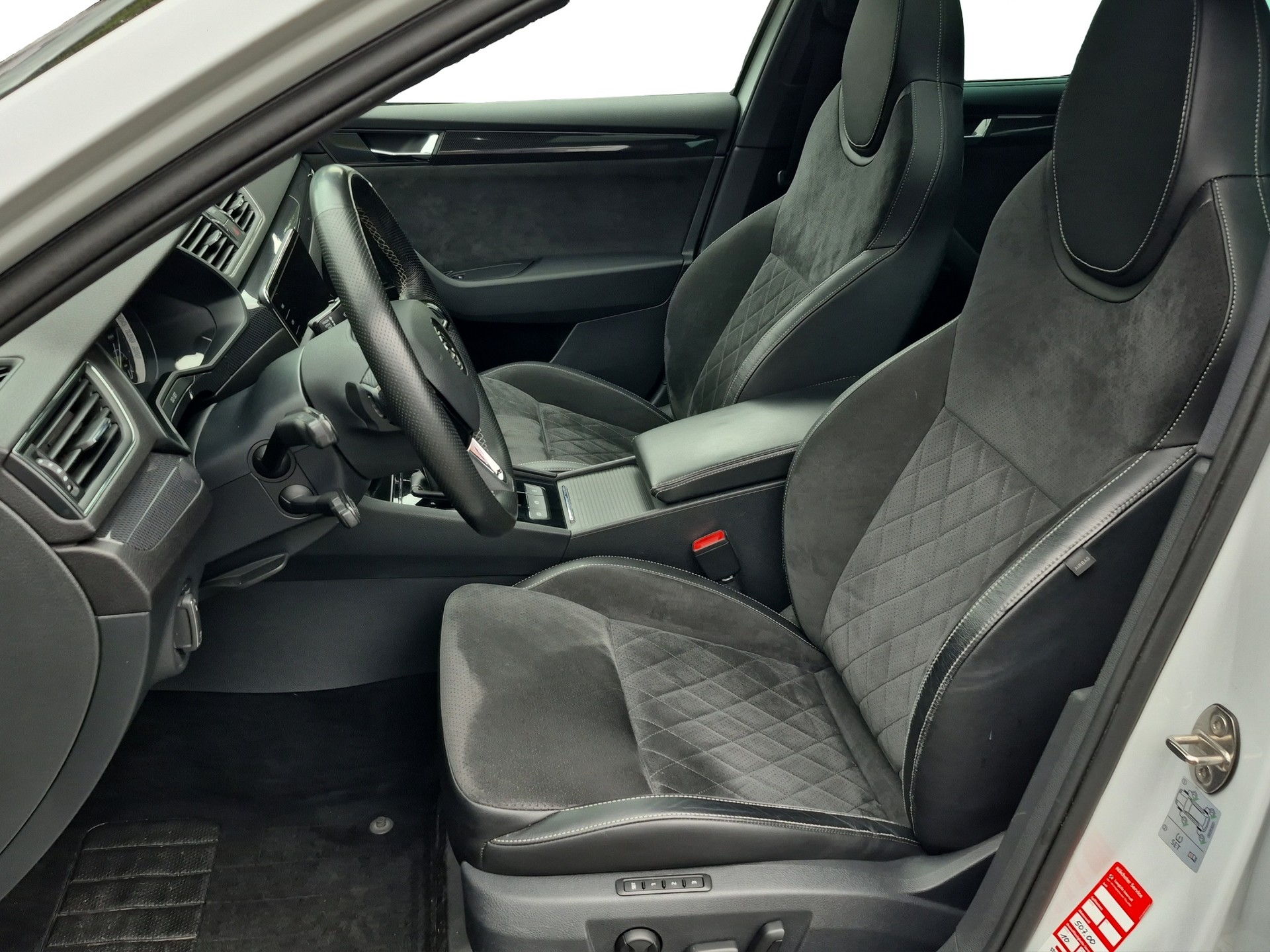 SKODA Superb Combi 2.0 TSI SportLine+ DSG 4x4 *Anhängerkupplung*-image-9