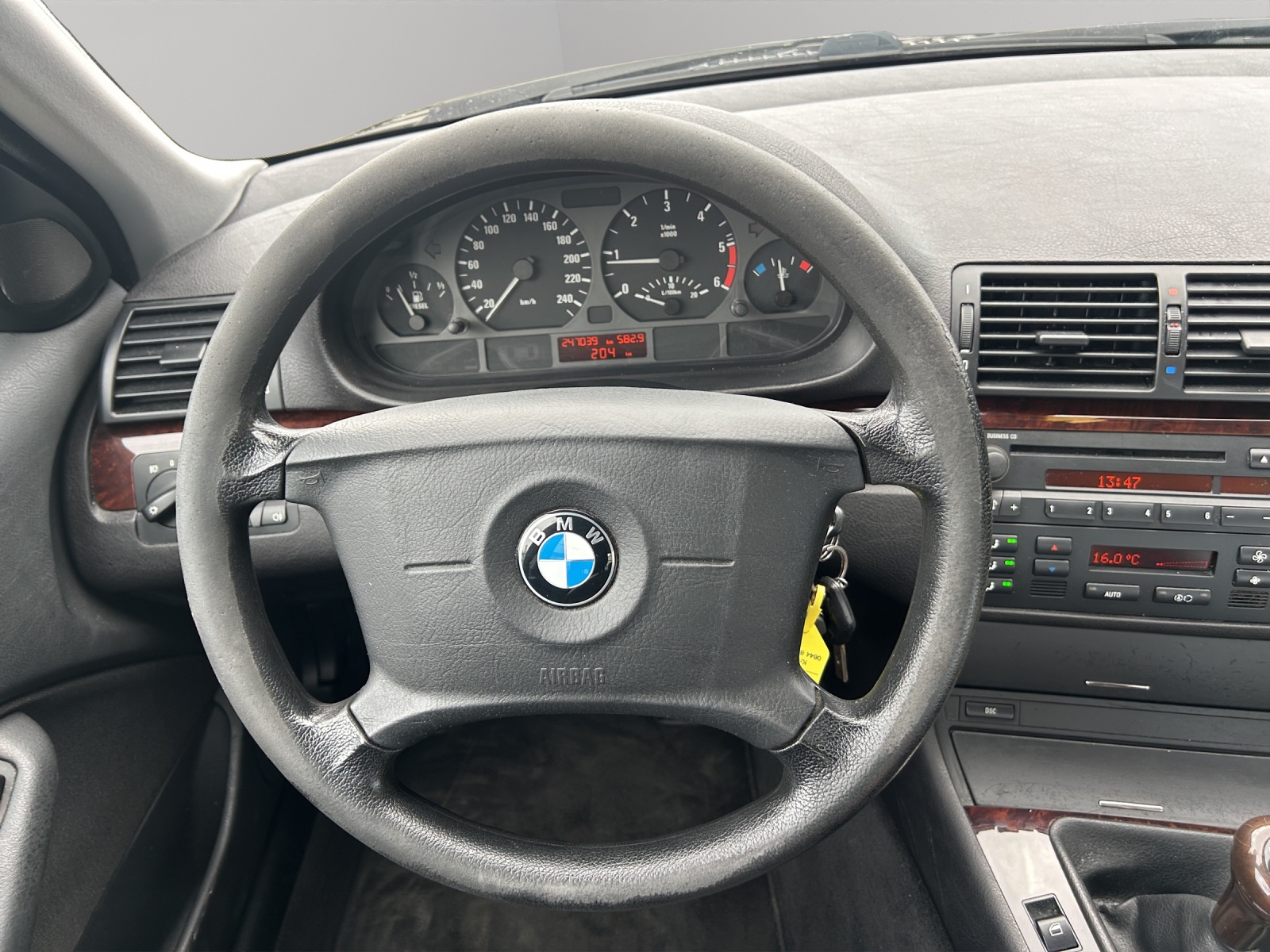 BMW 320d Advantage-image-10