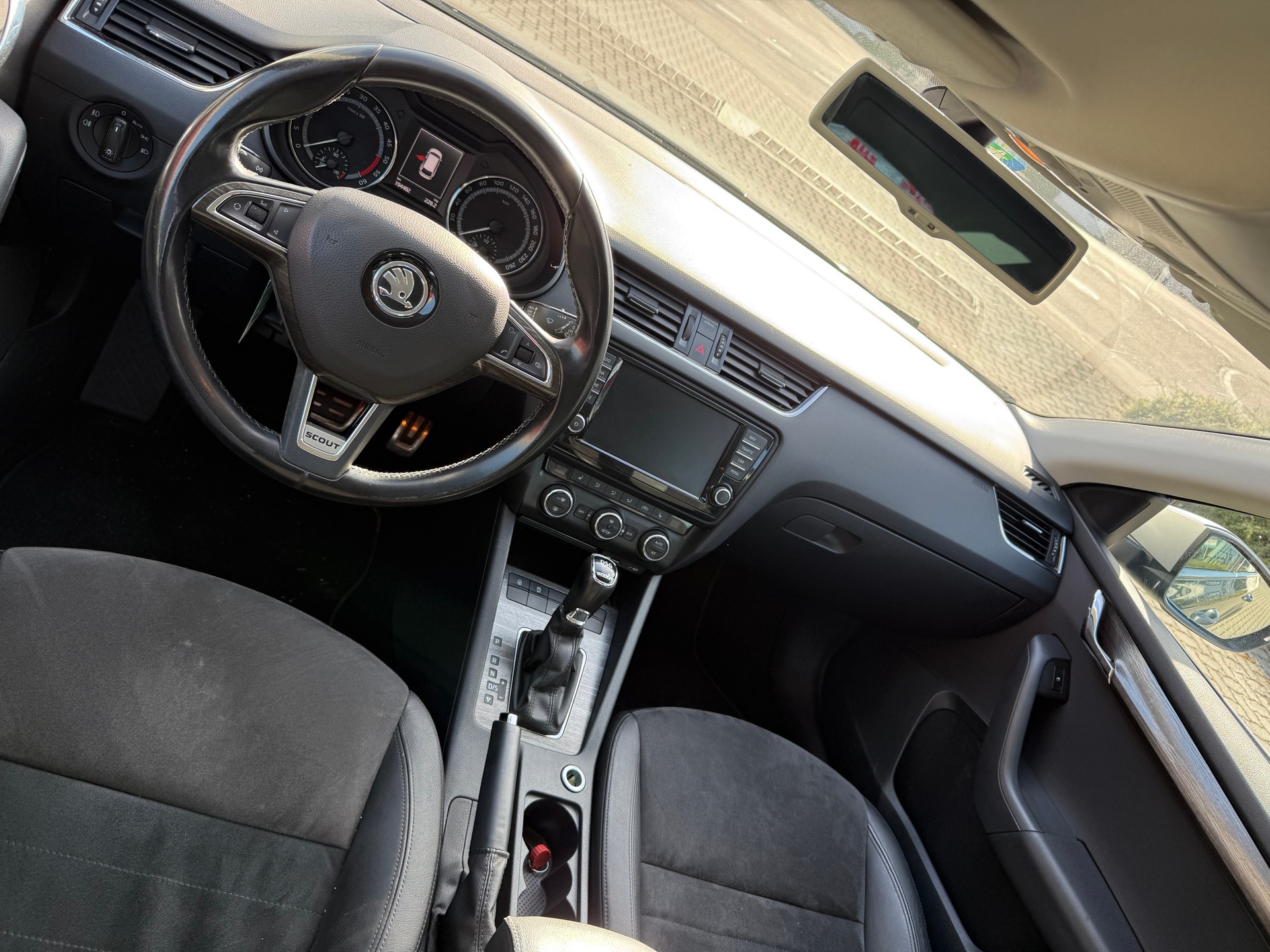SKODA Octavia Combi 2.0 TDI Scout 4x4 DSG-image-5