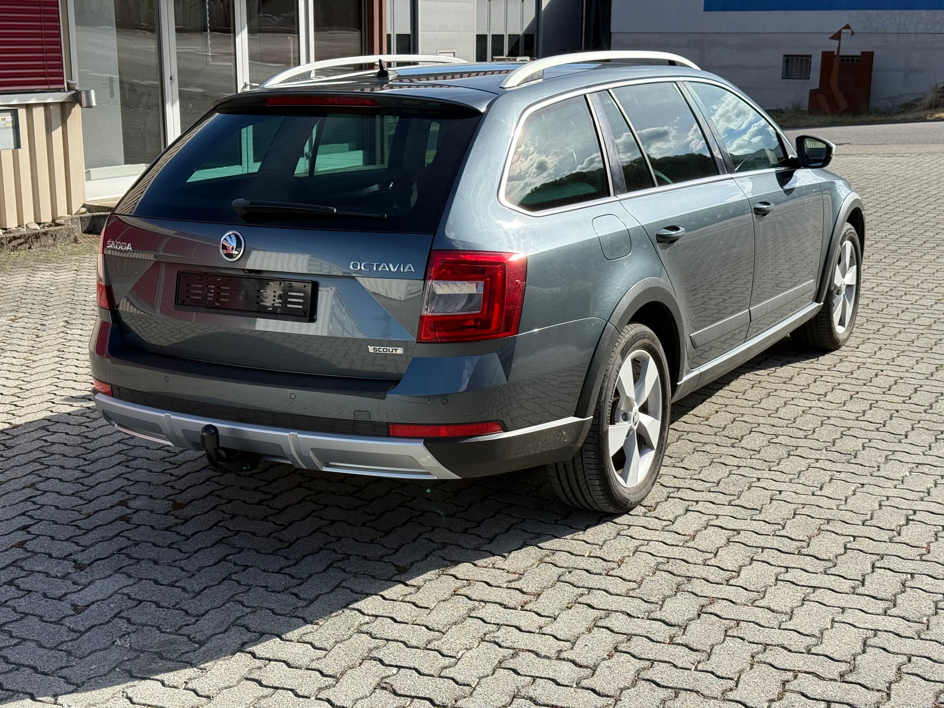 SKODA Octavia Combi 2.0 TDI Scout 4x4 DSG-image-3