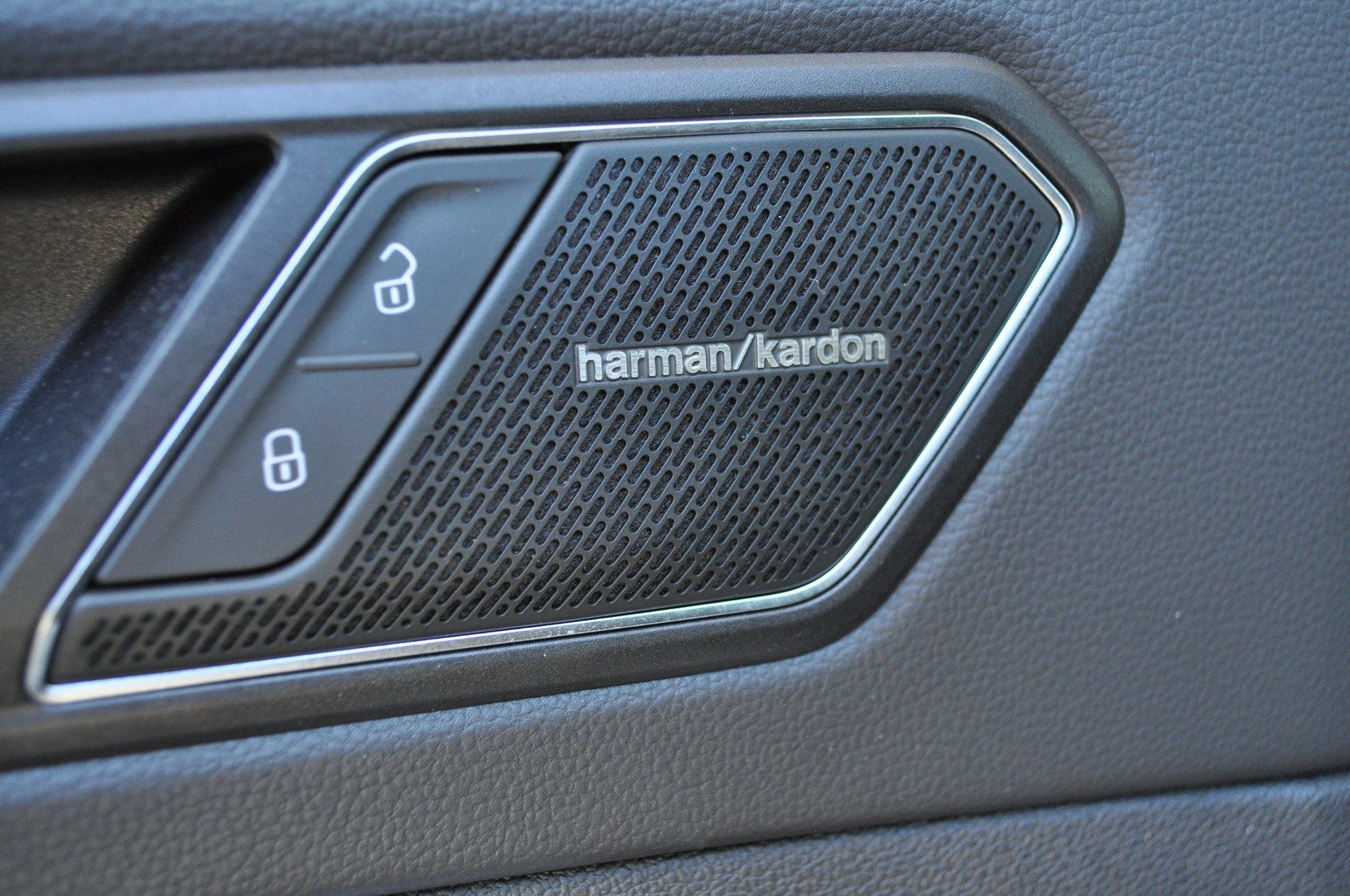 VW Tiguan 2.0TSI R 4Motion DSG-image-11