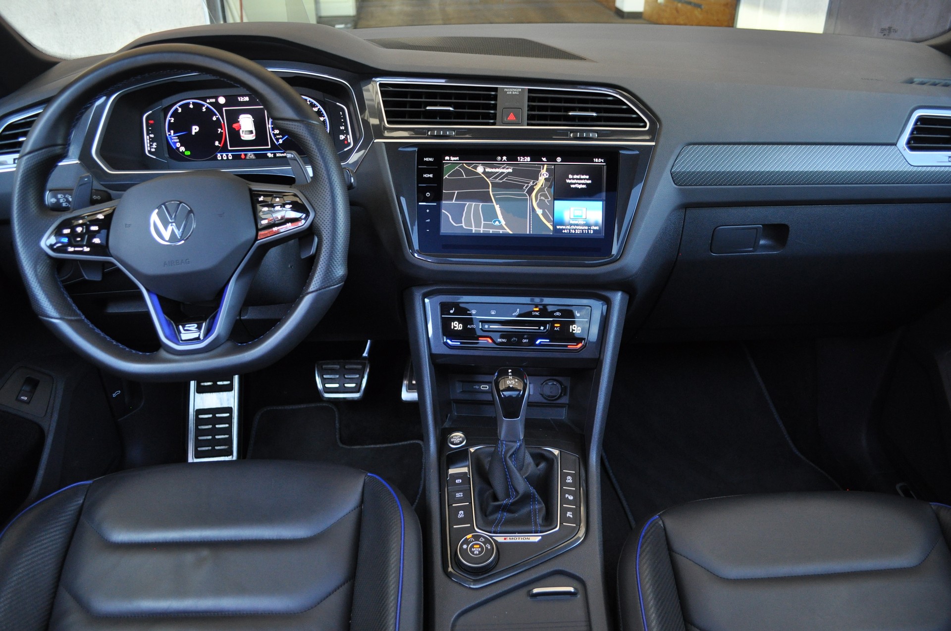 VW Tiguan 2.0TSI R 4Motion DSG-image-12