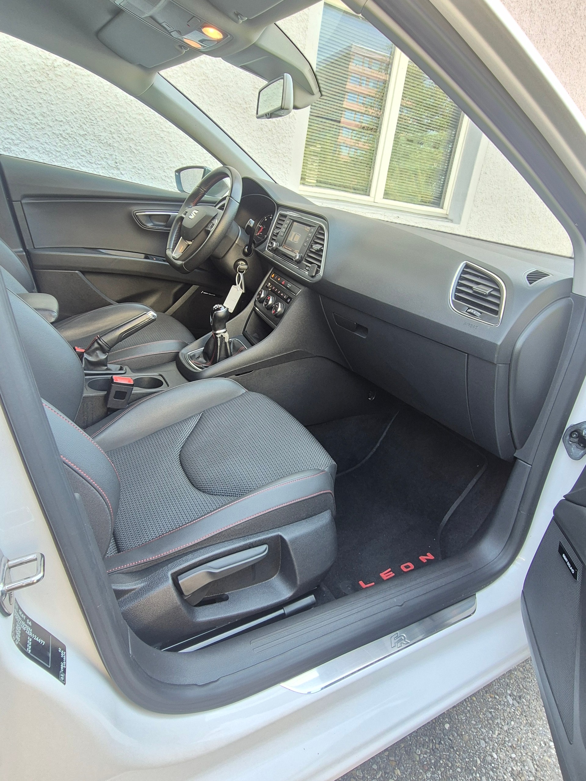 SEAT Leon ST 2.0 TDI FR-image-4