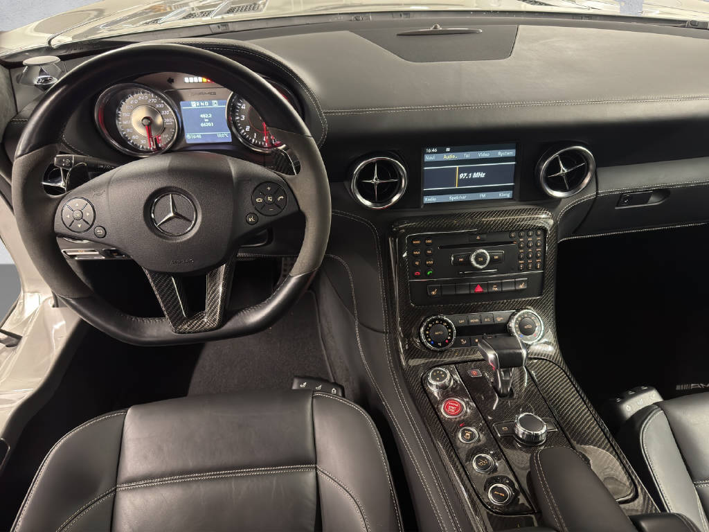 MERCEDES-BENZ SLS AMG Coupé-image-13