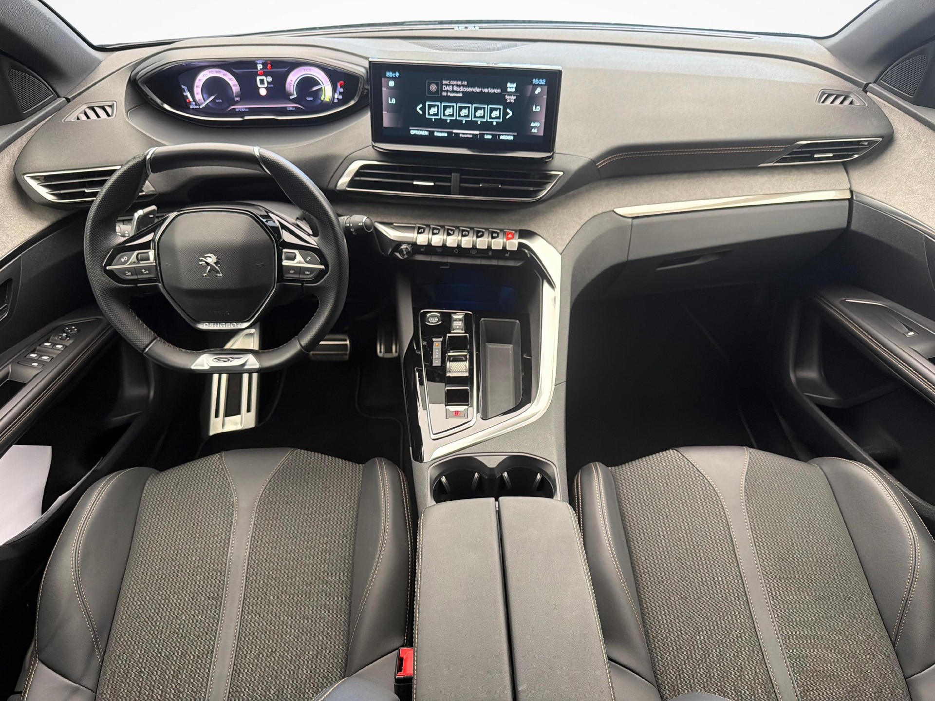 PEUGEOT 3008 1.2 Hybrid GT-image-8
