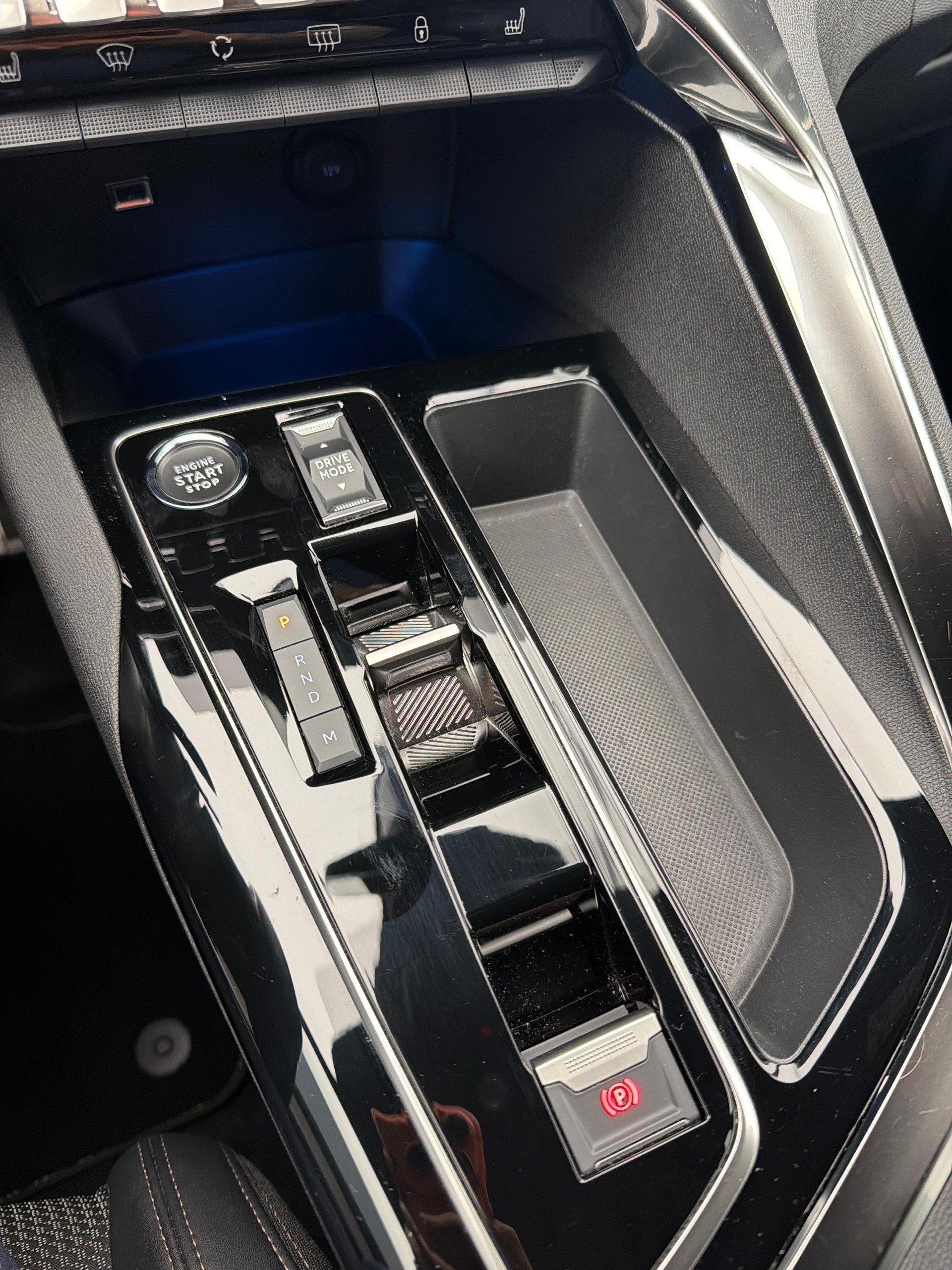 PEUGEOT 3008 1.2 Hybrid GT-image-19