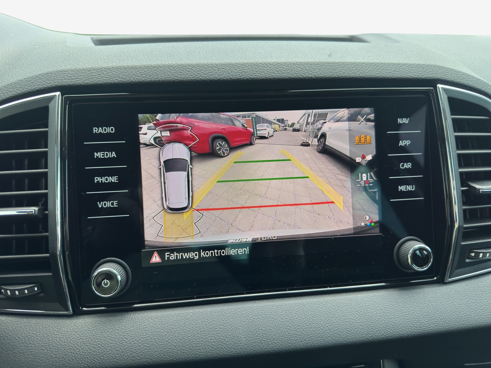 SKODA Karoq 2.0 TDI CR Dynamic 4x4 DSG-image-15