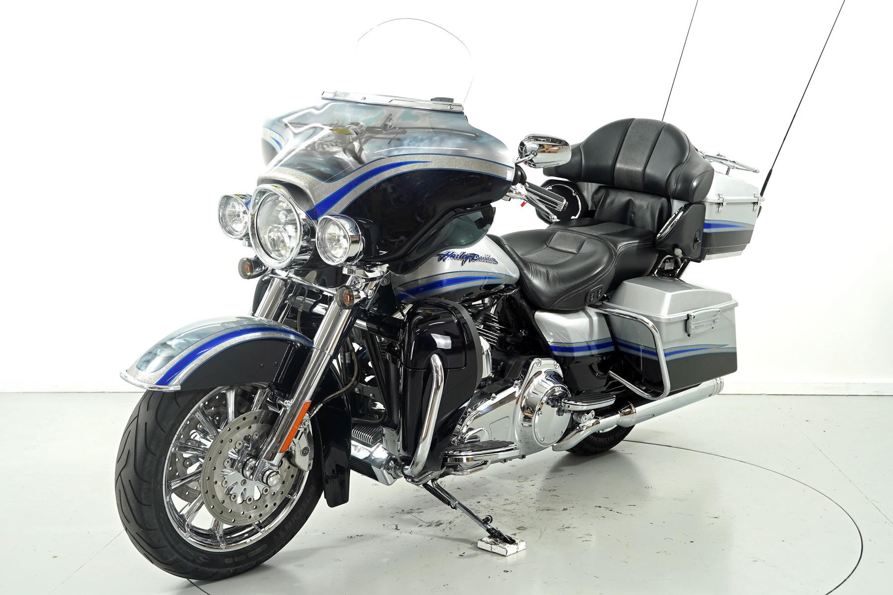 HARLEY-DAVIDSON FLHTCUSE4-showroom-element-2