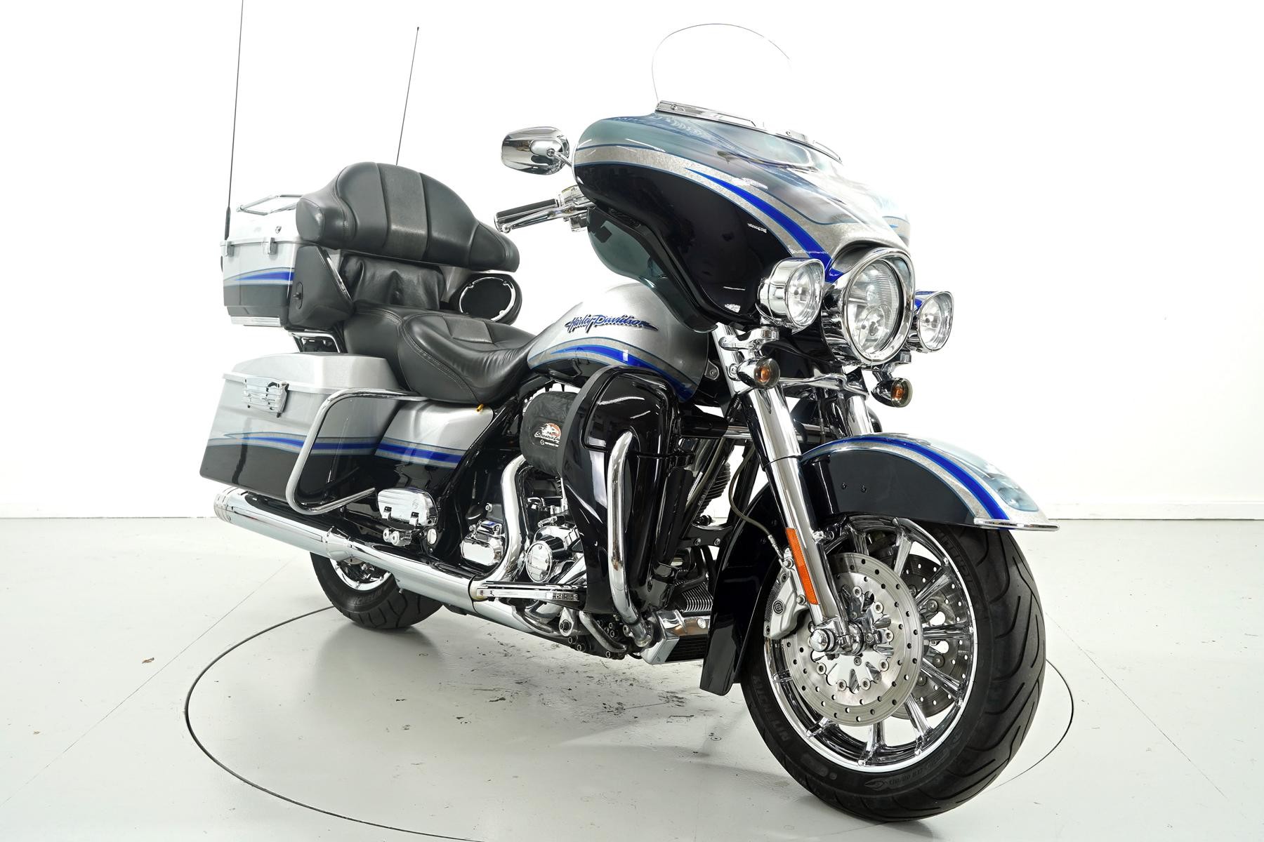 HARLEY-DAVIDSON FLHTCUSE4-showroom-element-1