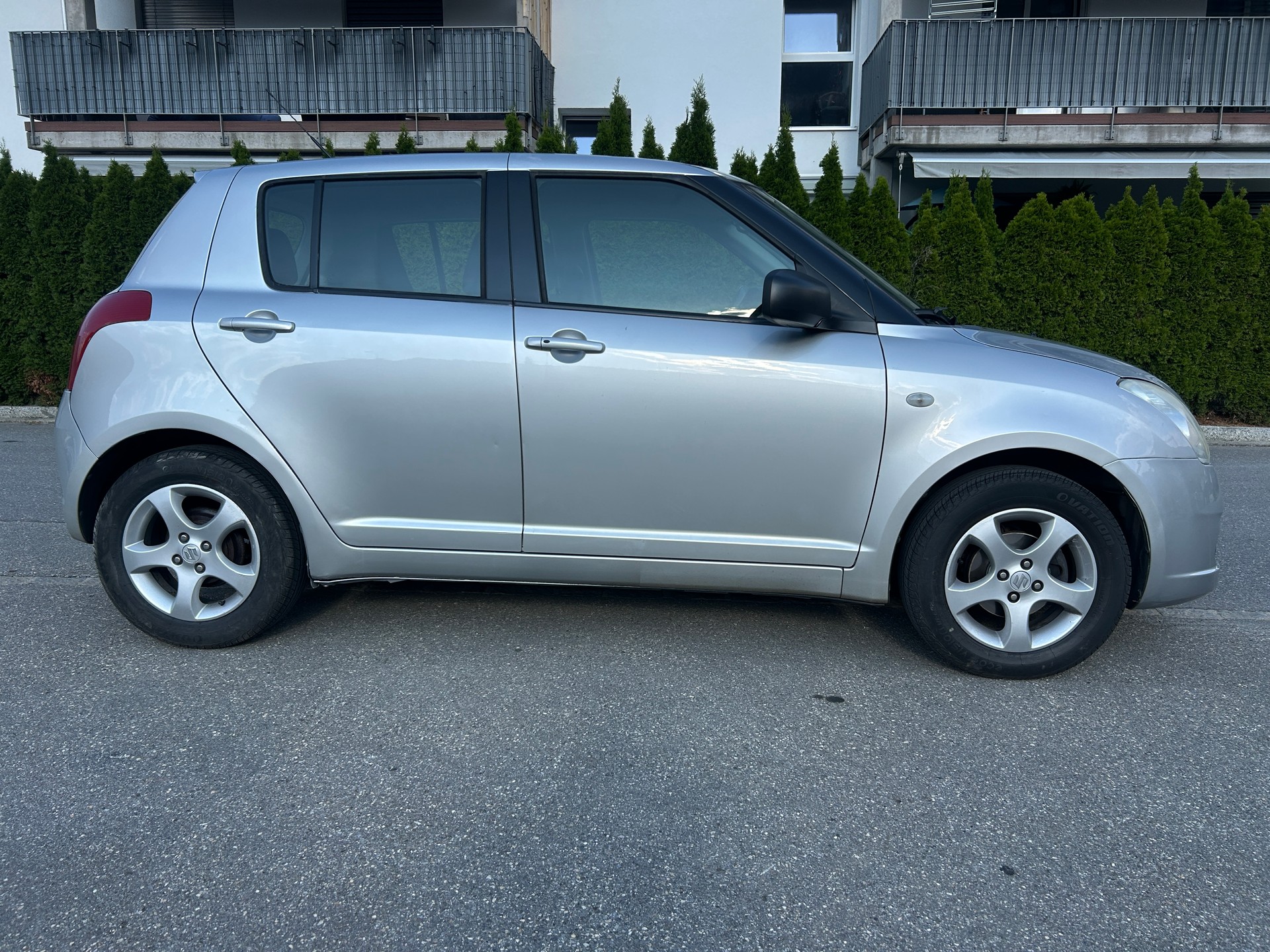 SUZUKI Swift 1.3i 16V GL 4x4-image-2