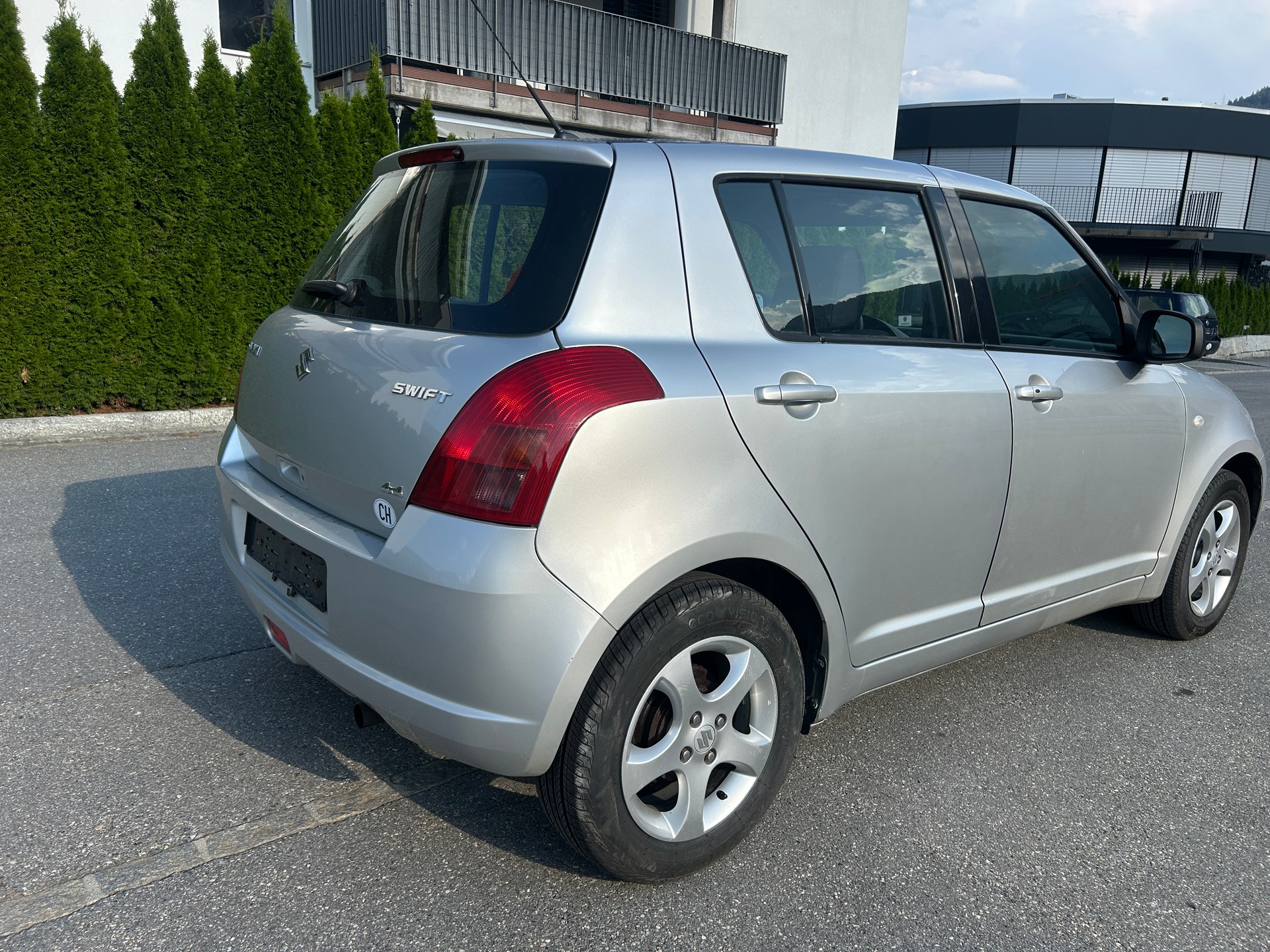 SUZUKI Swift 1.3i 16V GL 4x4-image-3
