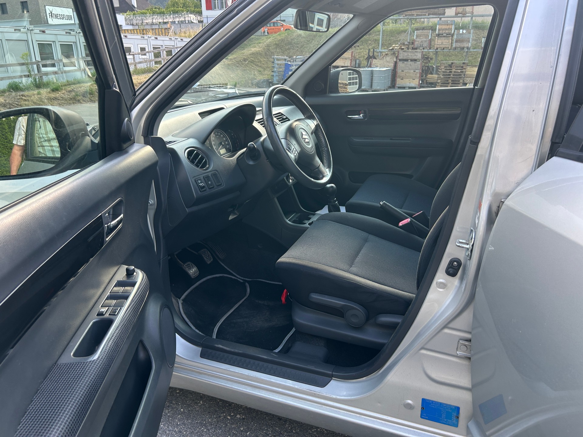 SUZUKI Swift 1.3i 16V GL 4x4-image-10