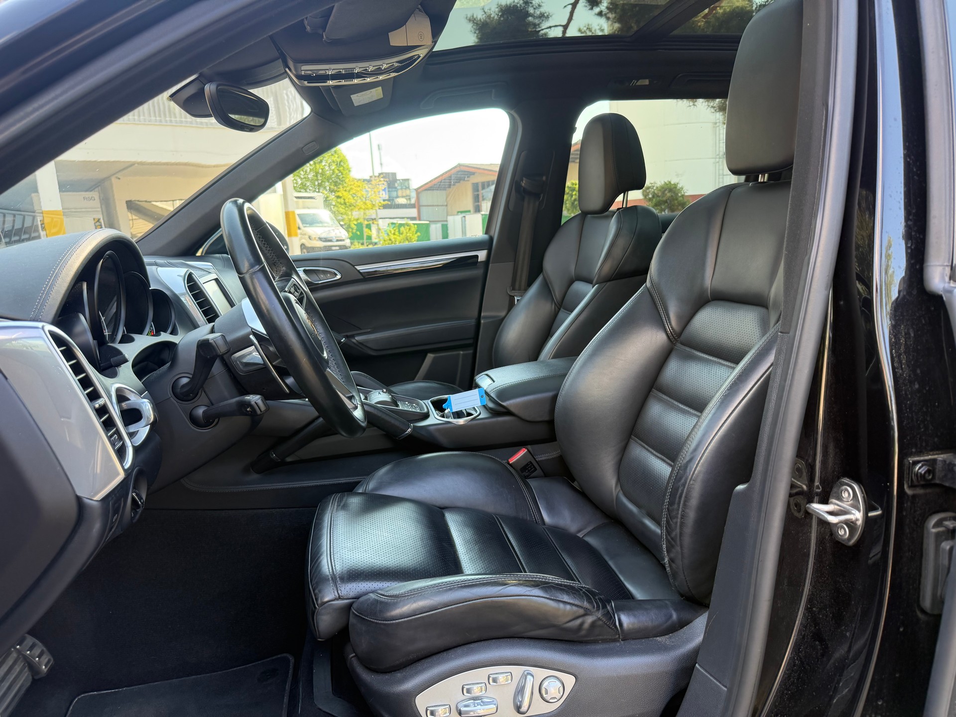 PORSCHE Cayenne S E-Hybrid-image-6