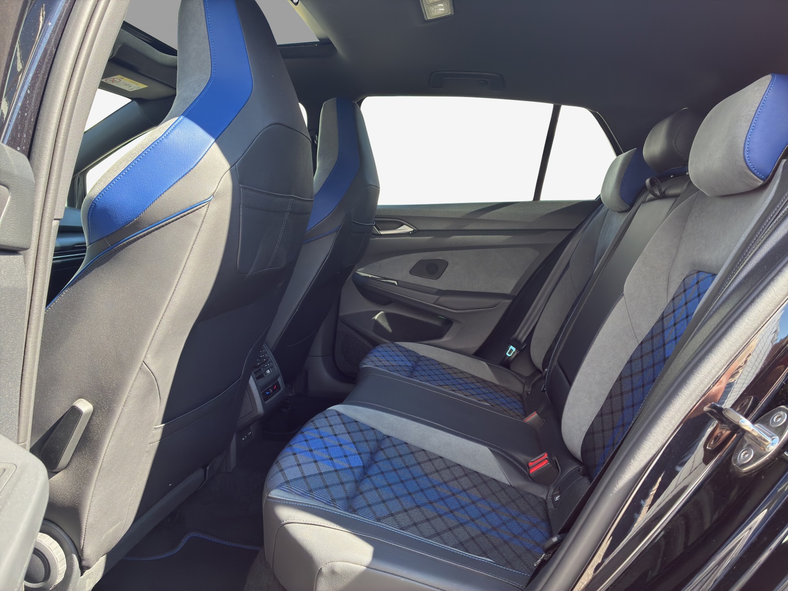 VW Golf 2.0 TSI R DSG 4Motion-image-11