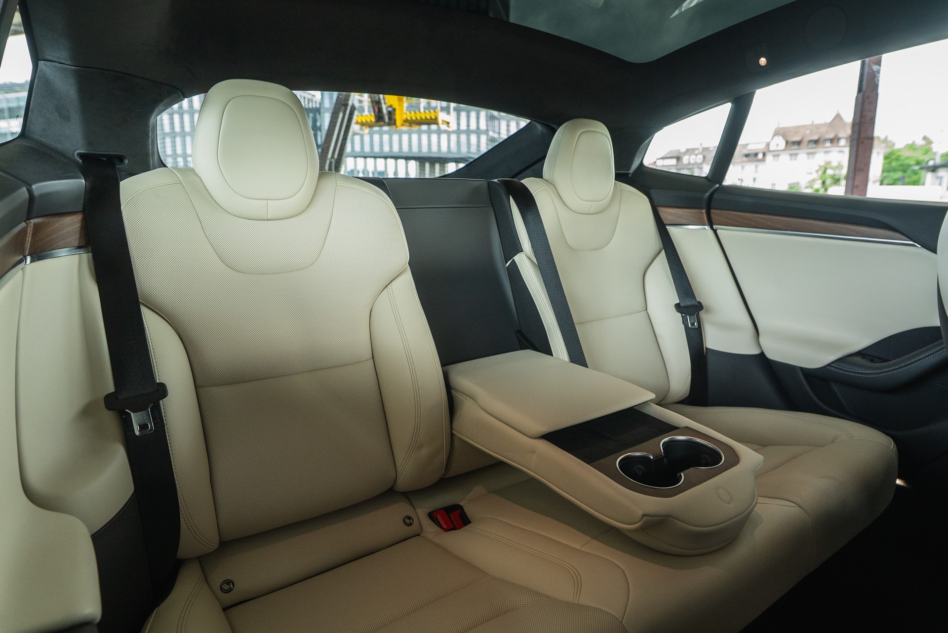 TESLA Model S Long Range-image-11