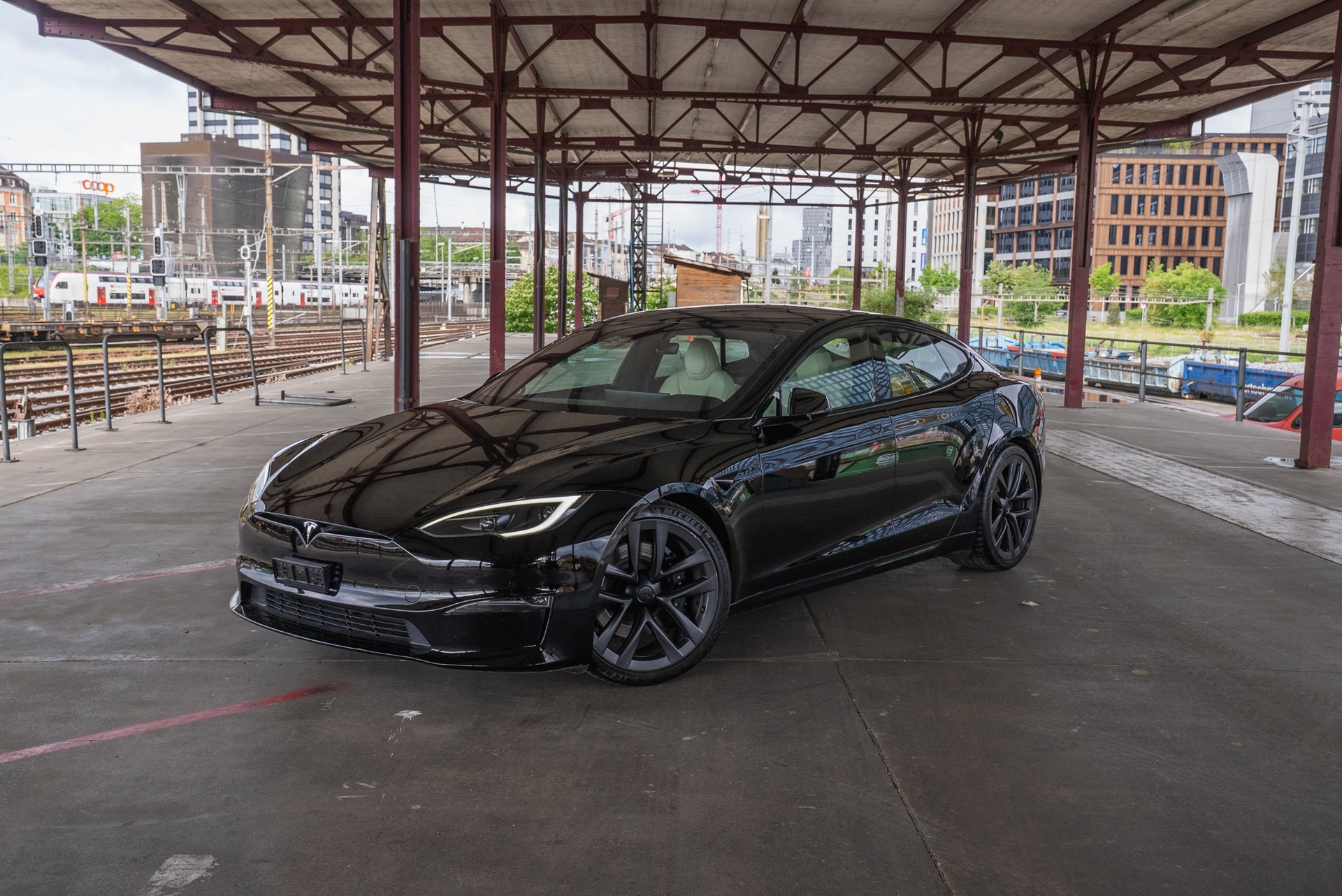 TESLA Model S Long Range-image-1
