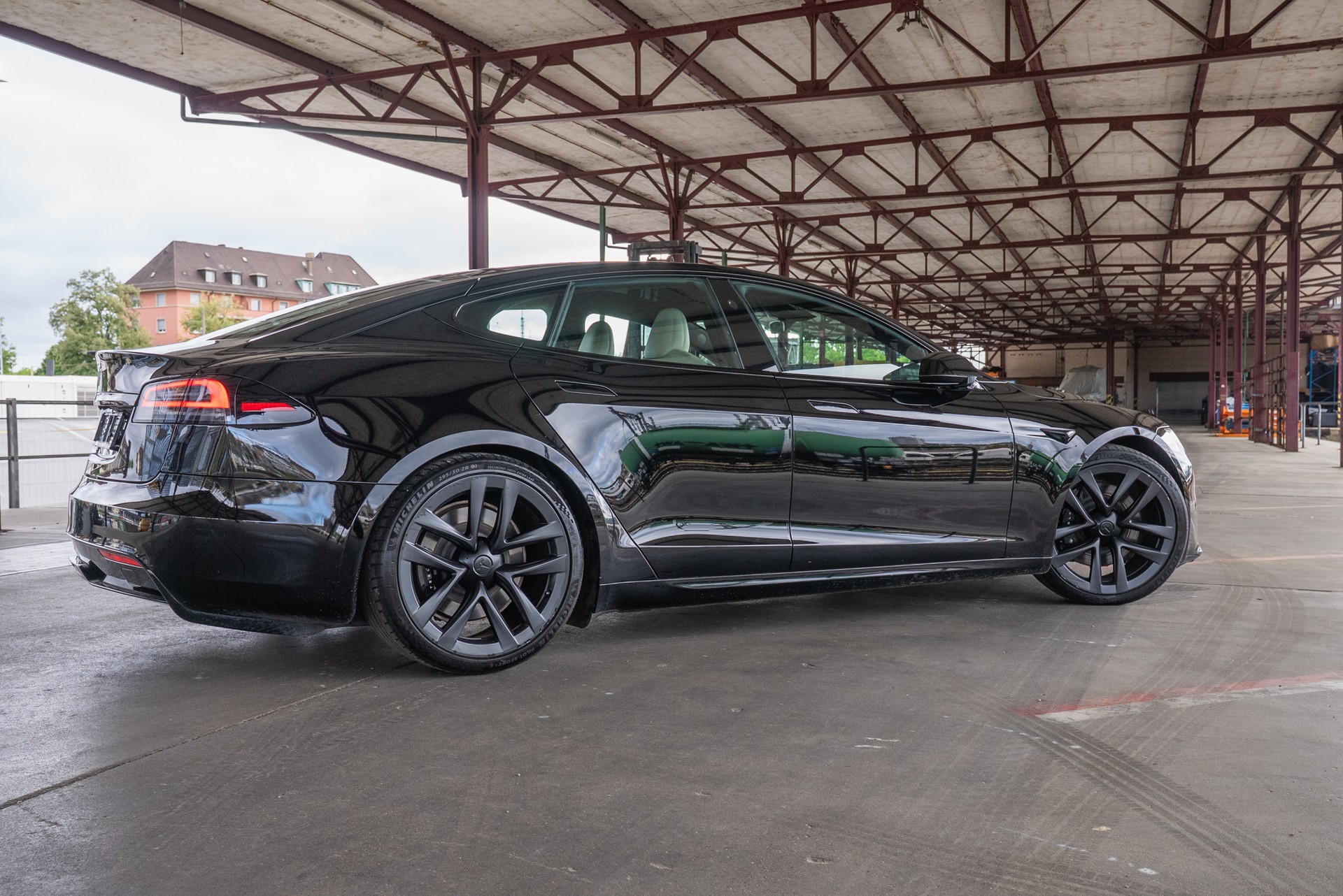 TESLA Model S Long Range-image-4