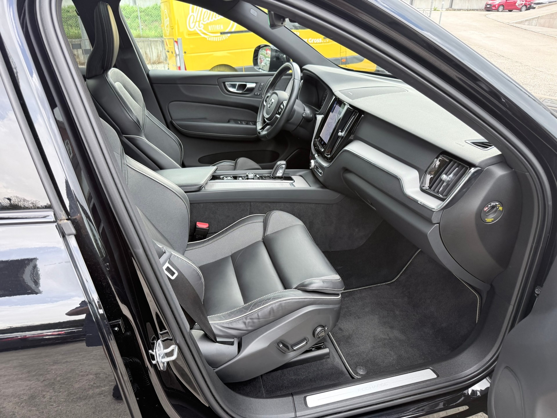 VOLVO XC60 T6 eAWD R-Design Geartronic-image-17