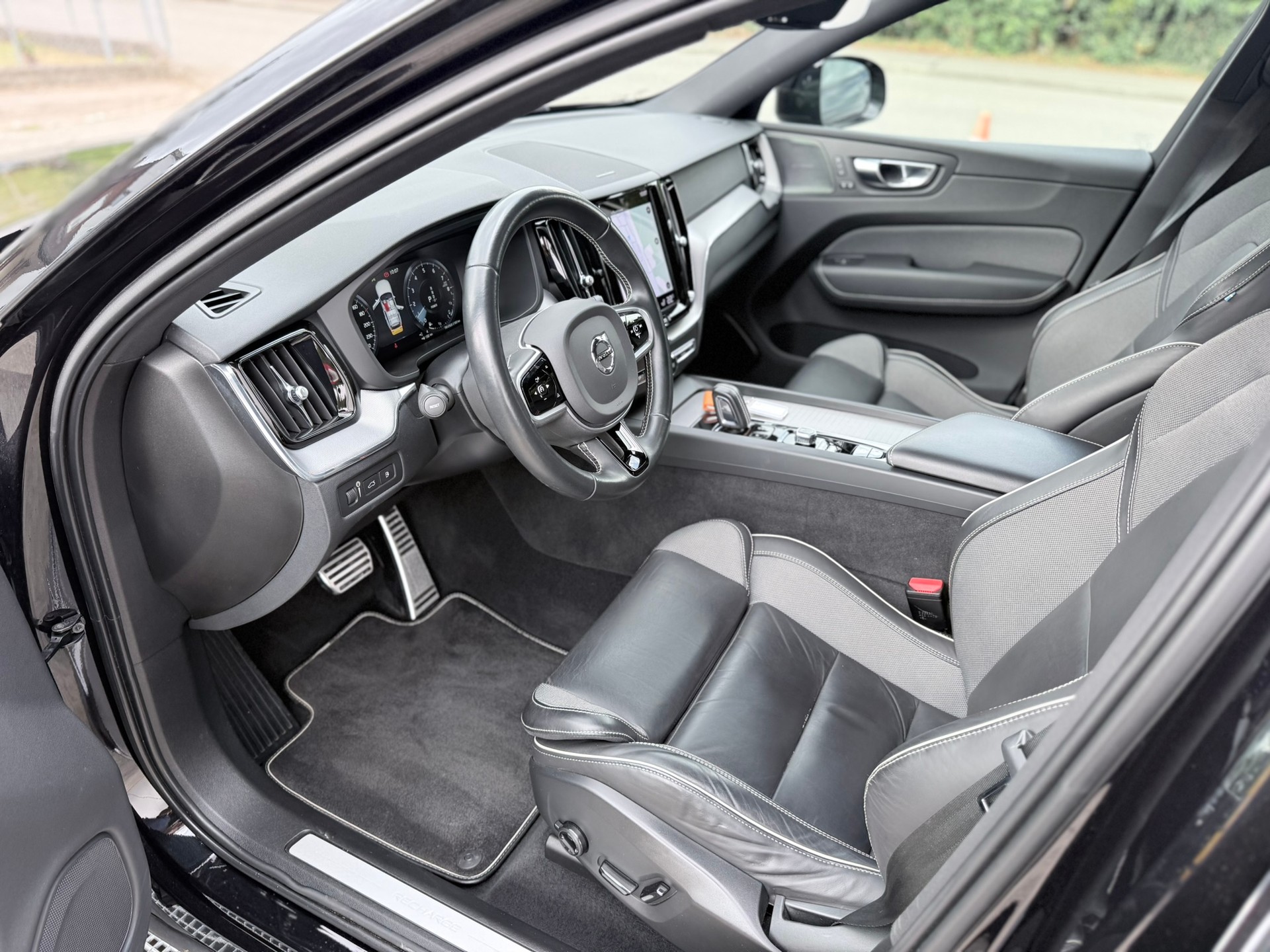 VOLVO XC60 T6 eAWD R-Design Geartronic-image-19