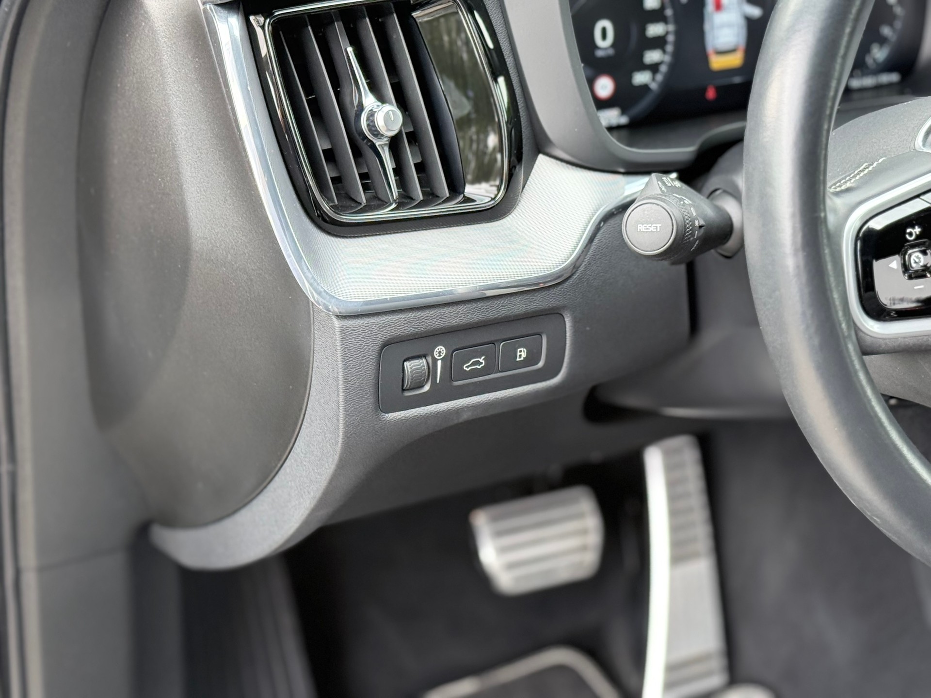 VOLVO XC60 T6 eAWD R-Design Geartronic-image-21
