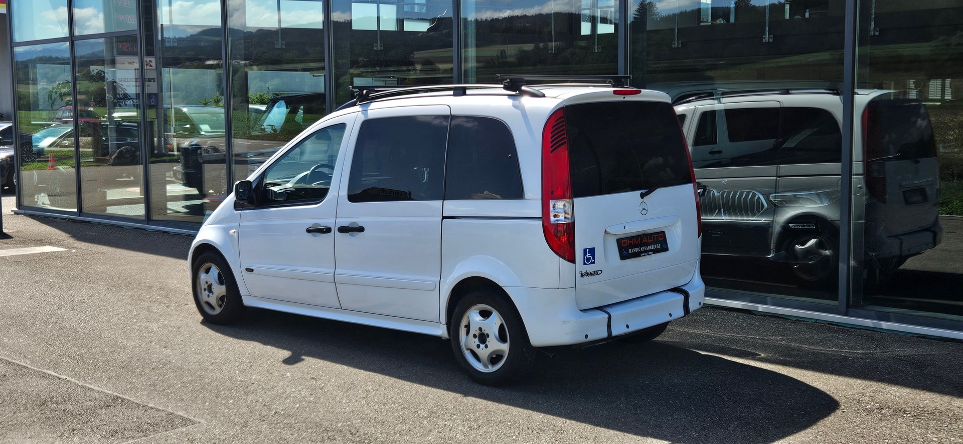 MERCEDES-BENZ Behindertengerecht-Rampe / 2-Sitze & ein Rollstuhlfahrer/in-image-4