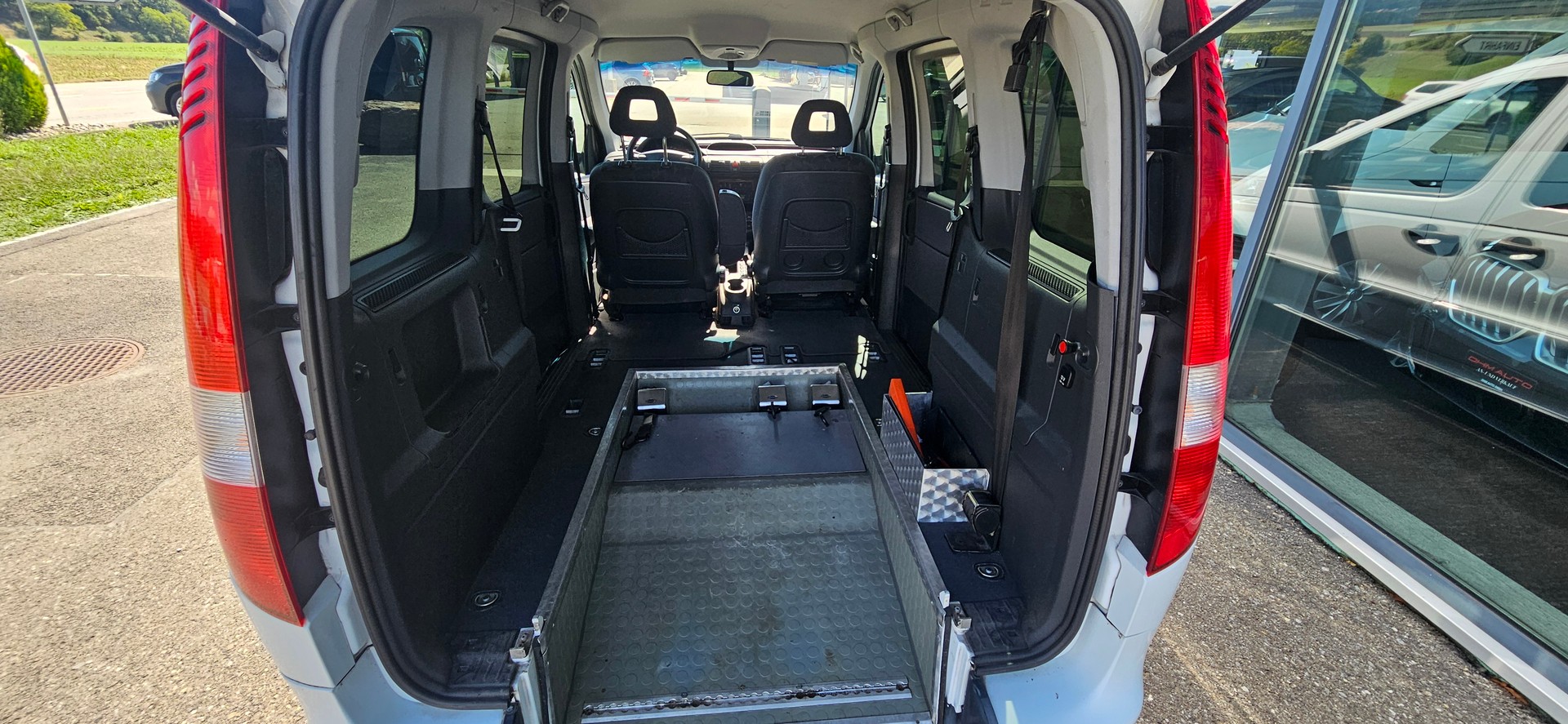 MERCEDES-BENZ Behindertengerecht-Rampe / 2-Sitze & ein Rollstuhlfahrer/in-image-13