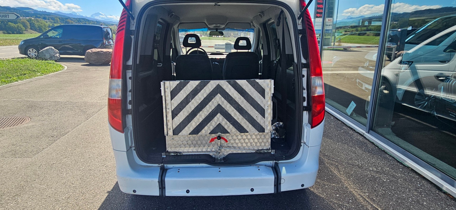 MERCEDES-BENZ Behindertengerecht-Rampe / 2-Sitze & ein Rollstuhlfahrer/in-image-11