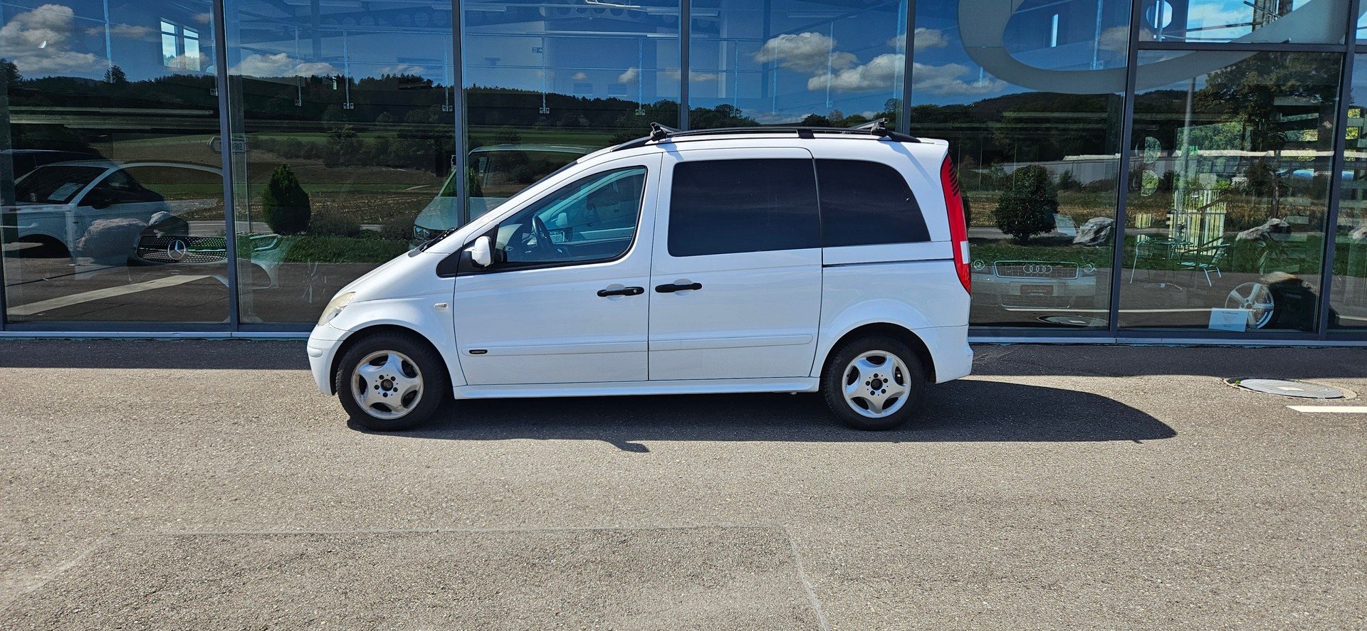 MERCEDES-BENZ Behindertengerecht-Rampe / 2-Sitze & ein Rollstuhlfahrer/in-image-0
