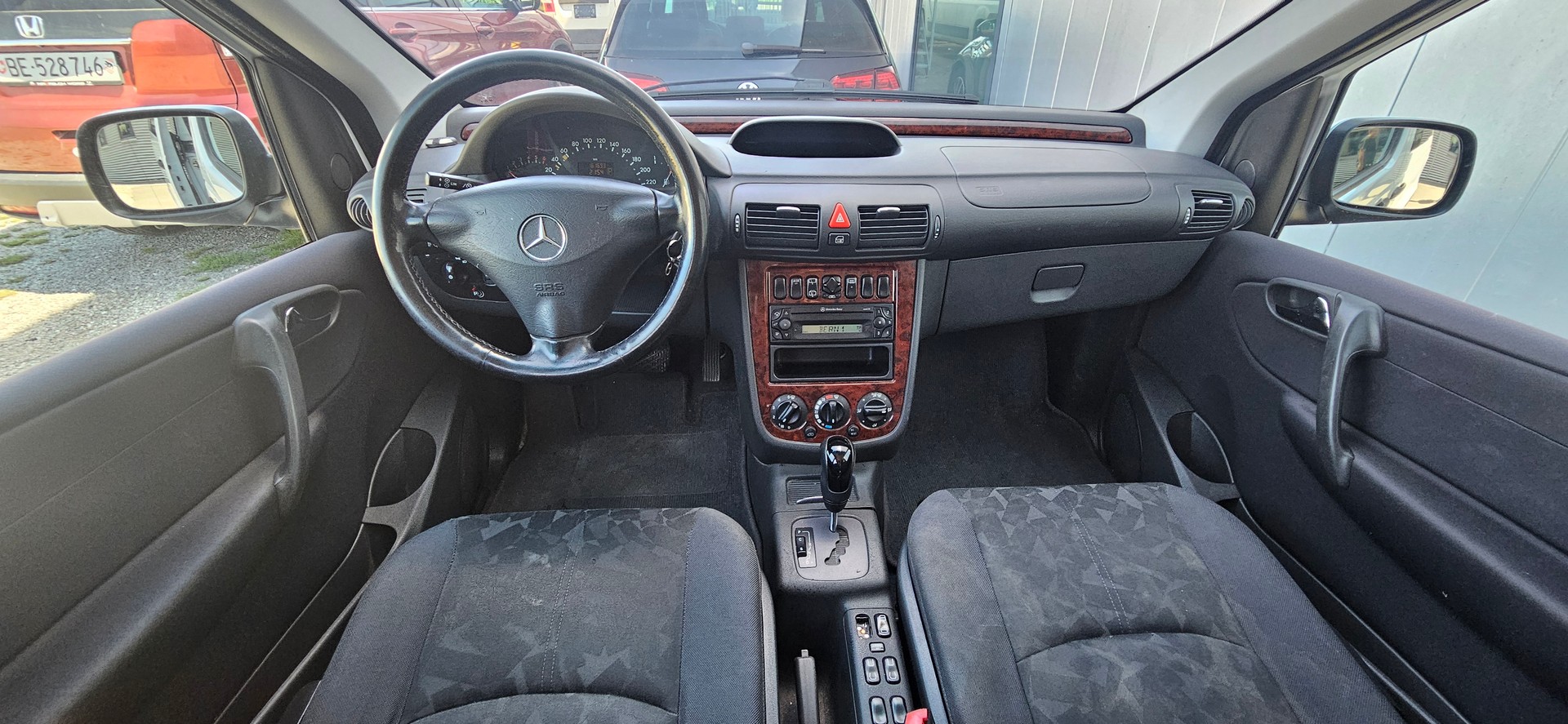 MERCEDES-BENZ Behindertengerecht-Rampe / 2-Sitze & ein Rollstuhlfahrer/in-image-9