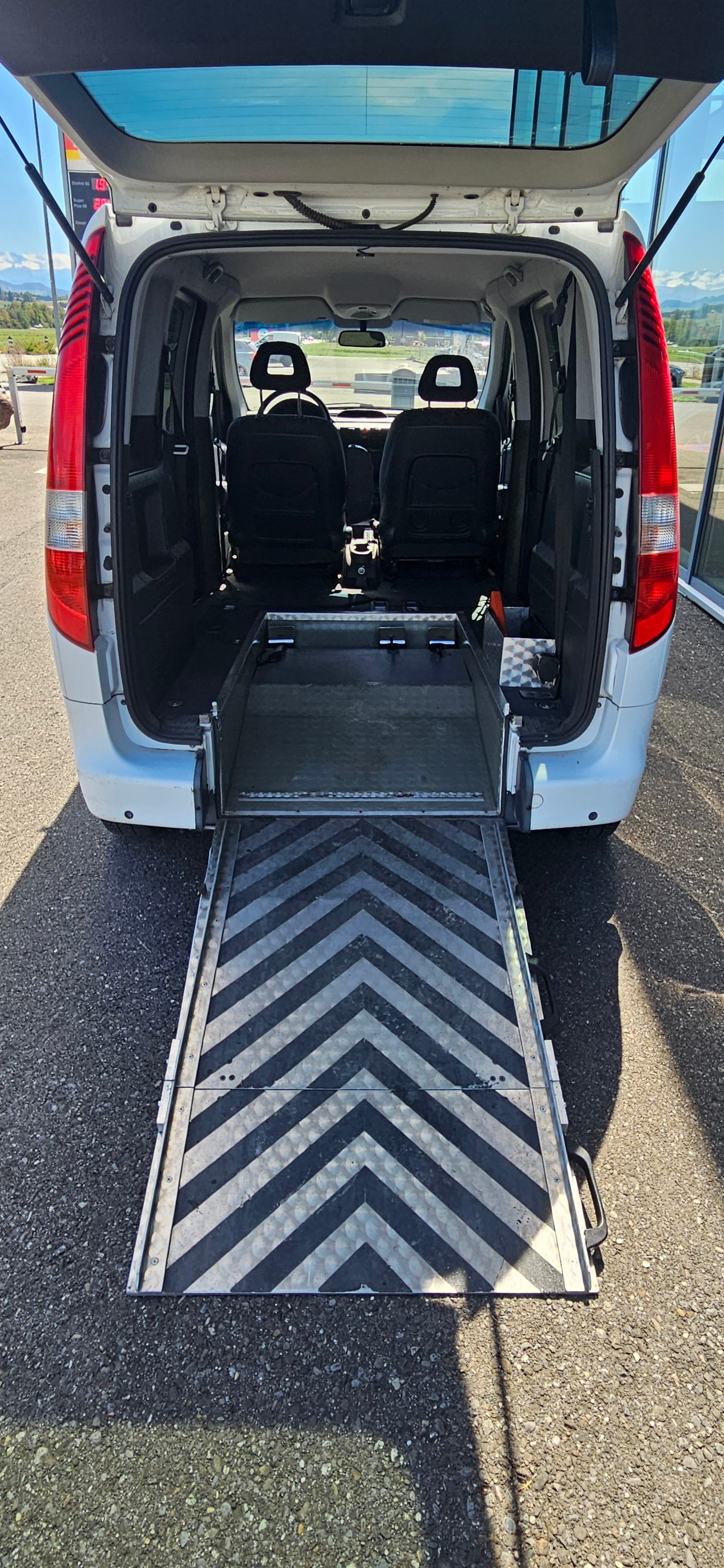 MERCEDES-BENZ Behindertengerecht-Rampe / 2-Sitze & ein Rollstuhlfahrer/in-image-12